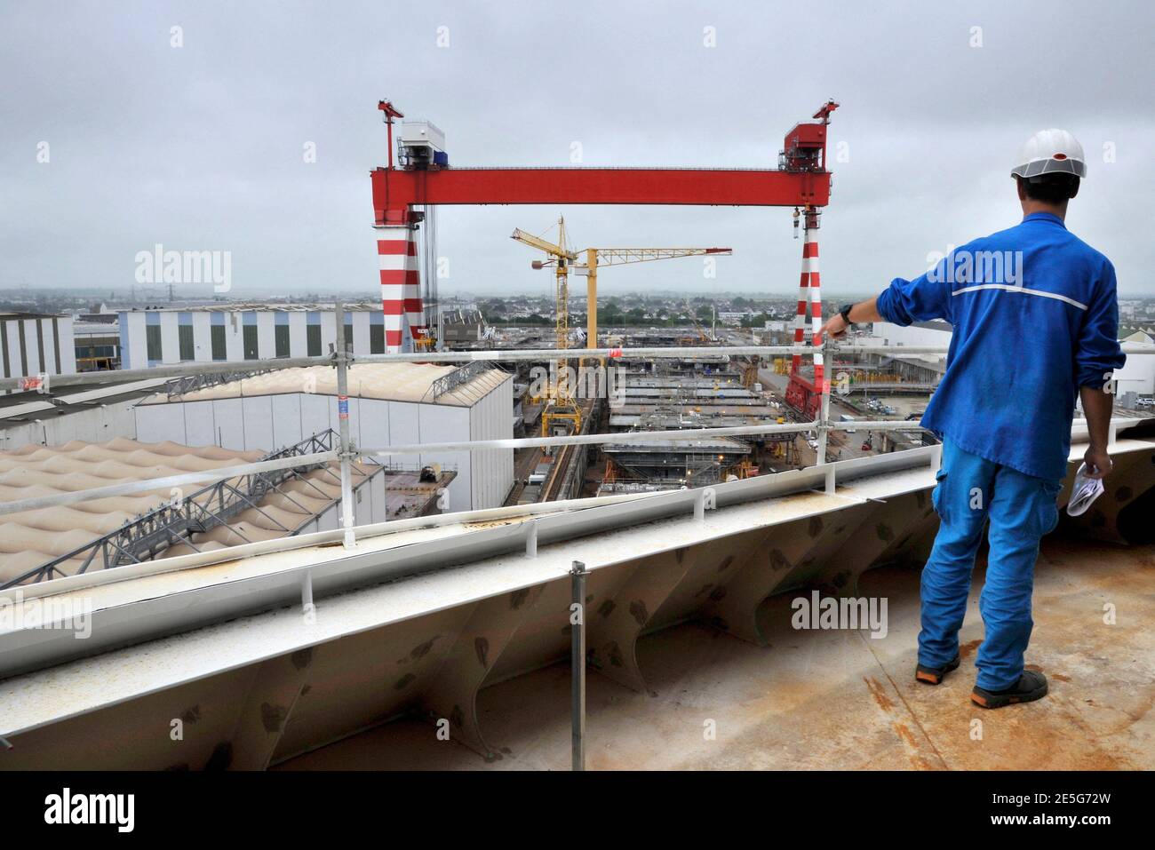 File photo datato 14 giugno 2018 del cantiere Chantiers de l’Atlantique di Saint Nazaire, Francia occidentale. Il progetto di Fincantieri di acquisire Chantiers de l'Atlantique non andrà avanti, secondo una dichiarazione congiunta dei governi italiano e francese del 27 gennaio 2021. Il contratto di acquisto di azioni per Chantiers de l'Atlantique, firmato lo Stato francese, Fincantieri e Naval Group il 2 febbraio 2018, terminerà il 31 gennaio dopo cinque ampliamenti. Le parti hanno deciso di non prorogare nuovamente l'accordo, citando le "incertezze senza precedenti" del mercato attuale. Dalla fine del 2017 del Sud Foto Stock
