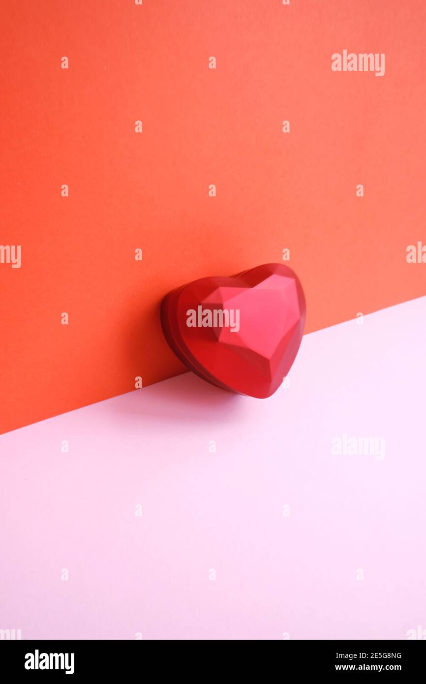 Poster verticale con tema San Valentino. Rosso Foto Stock