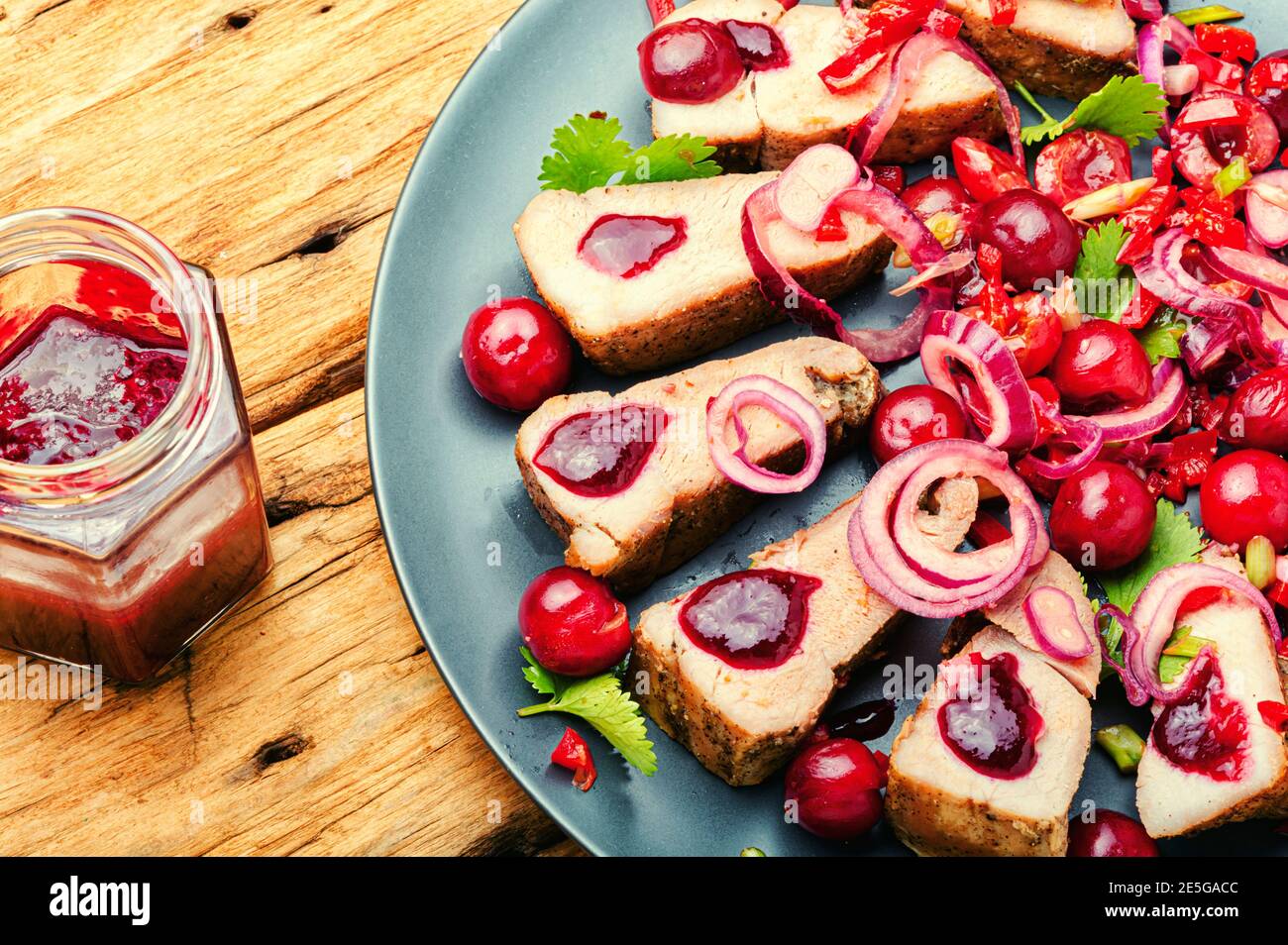 arrosto di carne con frutti di bosco, salsa di ciliegia per la carne. Foto Stock