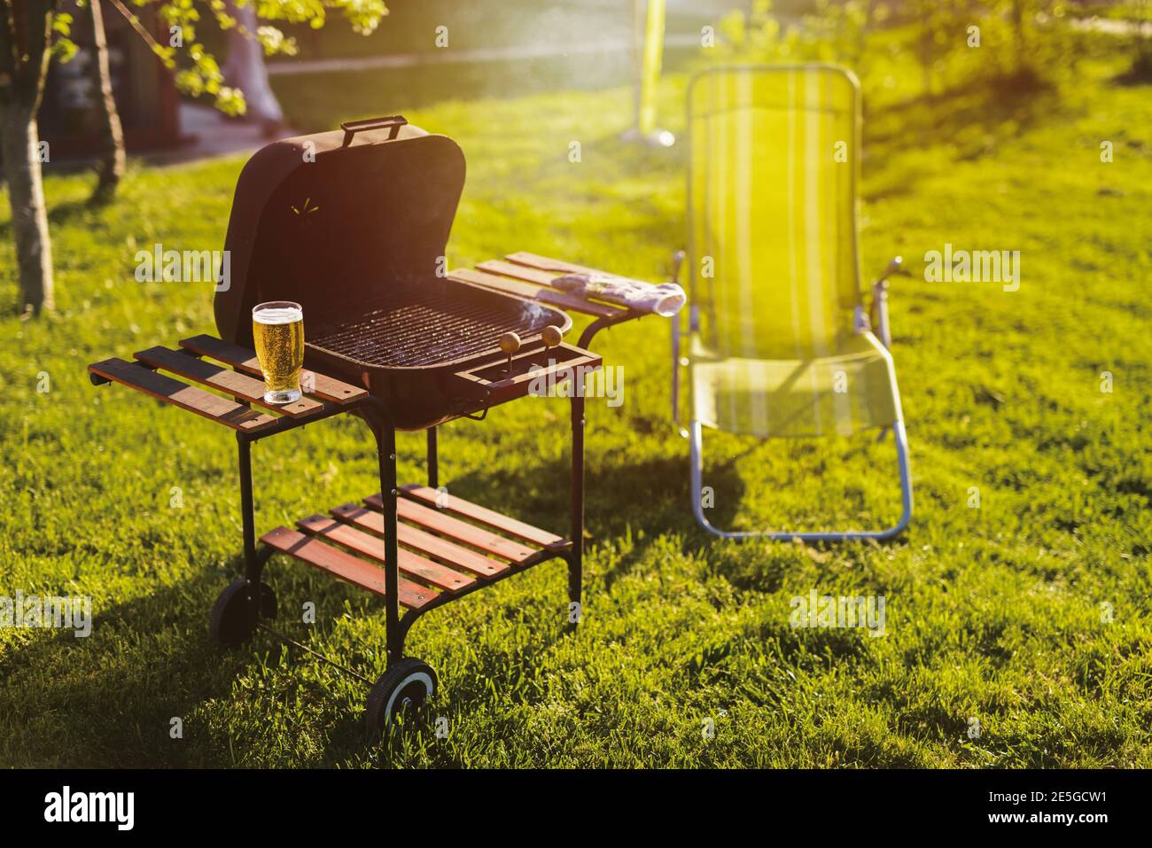 Immagine di una griglia per barbecue vuota preparata per l'uso. Foto Stock