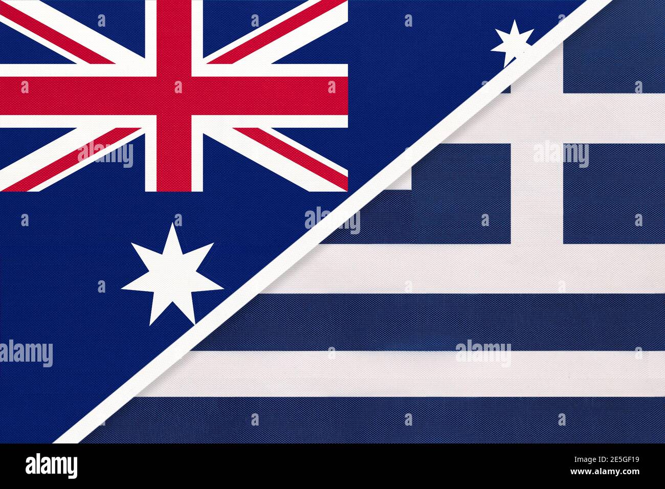 Australia e Grecia o Repubblica ellenica, bandiere nazionali provenienti dal tessuto. Relazioni, partnership e partite tra due paesi. Foto Stock