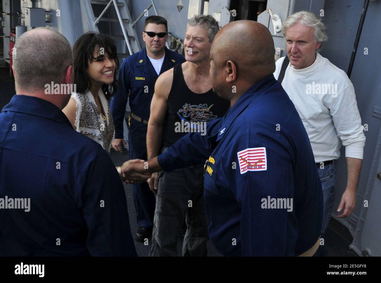 Michelle Rodriguez, Stephen Lang & James Cameron su USS Hue City (CG-66) 2010-01-27. Foto Stock