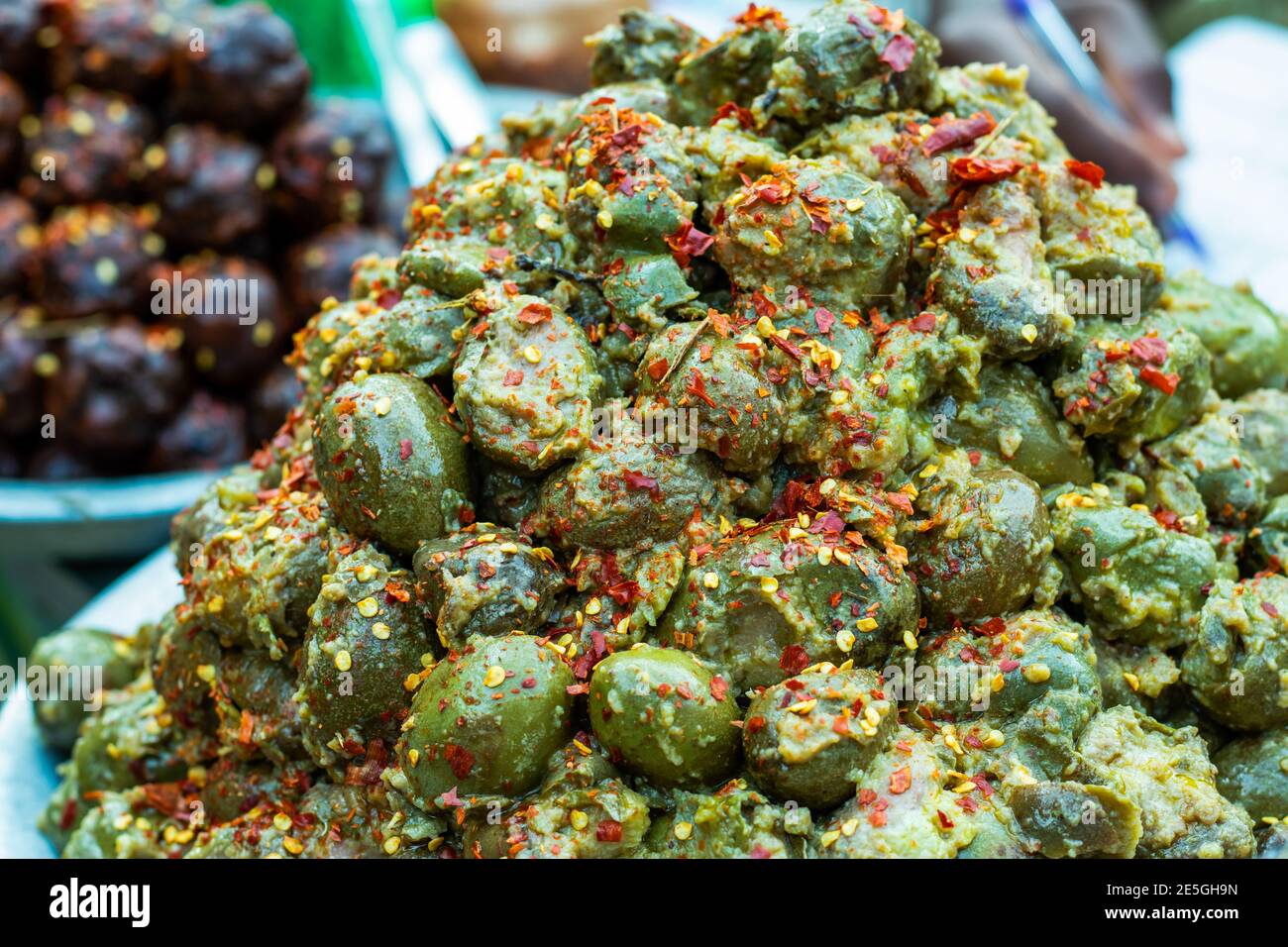 Un sottaceto di olive molto gustoso, dolce e caldo fatto in strada Foto Stock