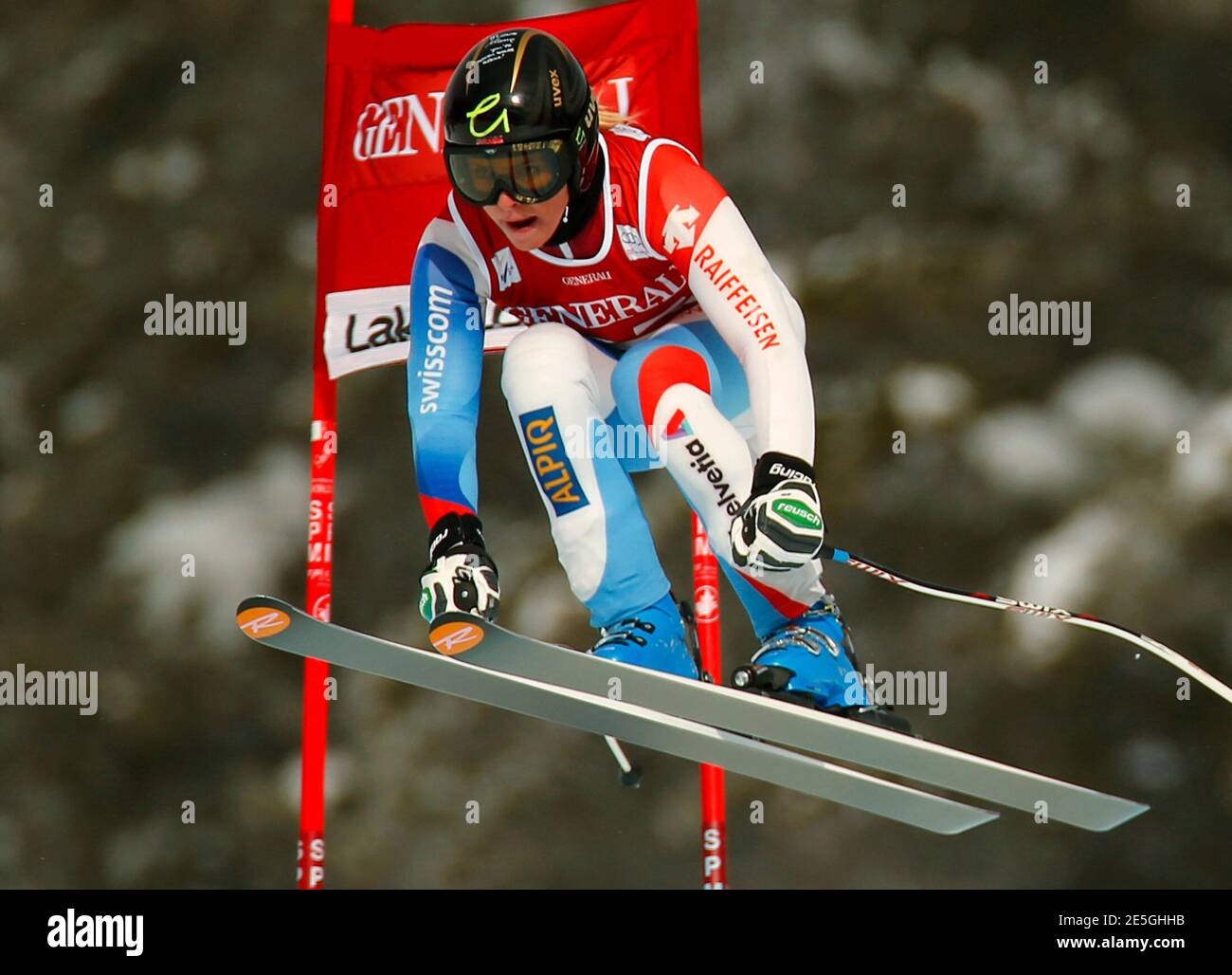 Lara Gut della Svizzera prende il volo durante gli allenamenti di sci alpino per la Coppa del mondo delle Donne Downhill nel Lago Louise, Alberta, 27 novembre 2012. REUTERS/Mike Blake (CANADA - Tags: SCI SPORTIVO) Foto Stock