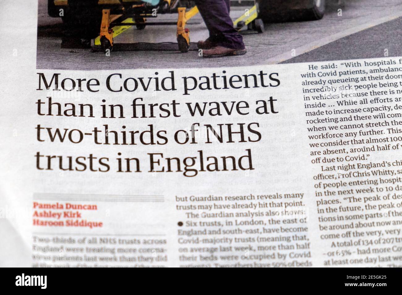 "Più pazienti Covid che in prima onda a due terzi di NHS si affida nell'articolo del giornale del titolo del Guardian dell'Inghilterra all'interno della pagina 15 gennaio 2021 Foto Stock