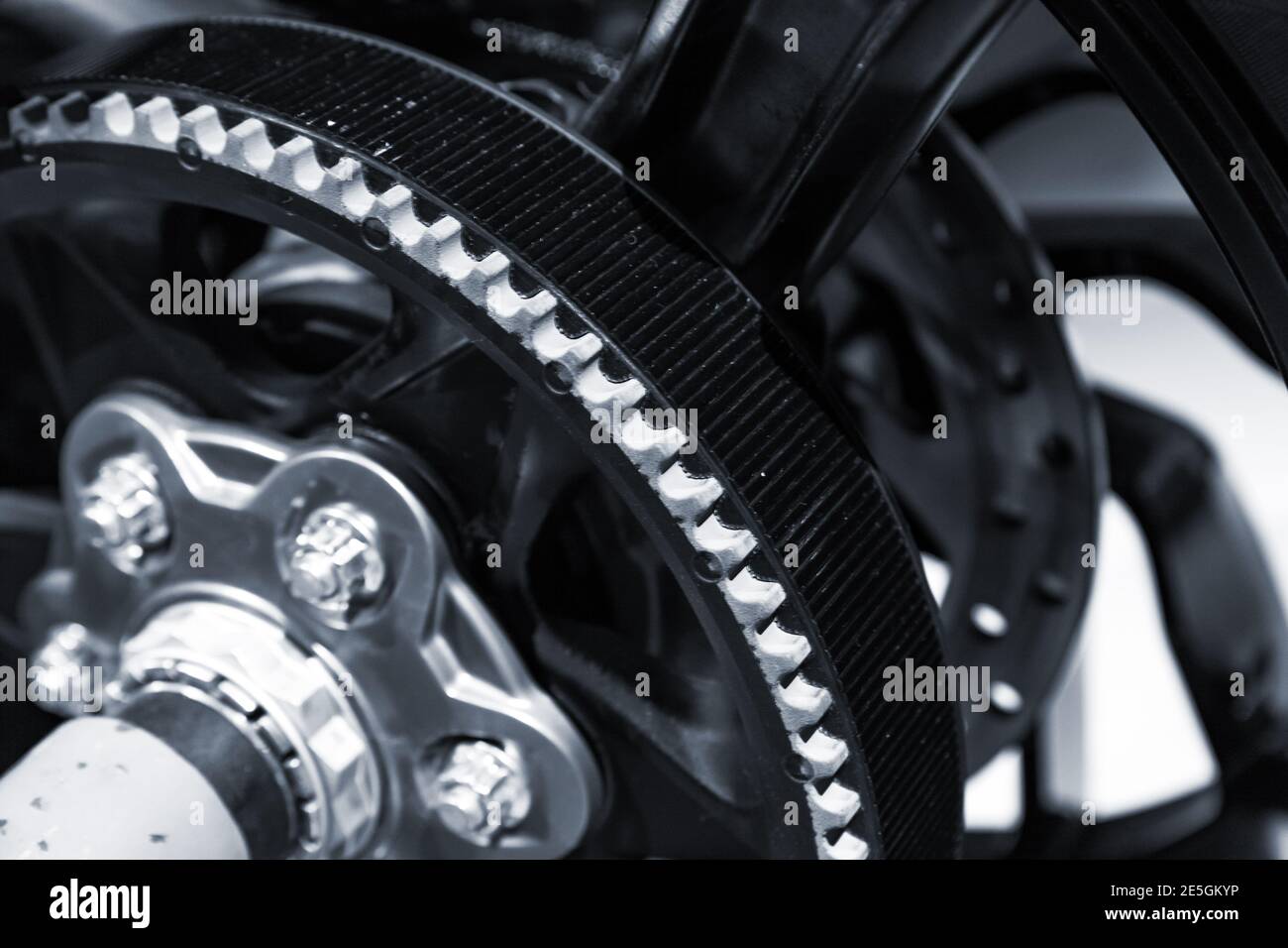 Frammento closeup della ruota posteriore per moto sportive, foto monocromatica di colore blu Foto Stock