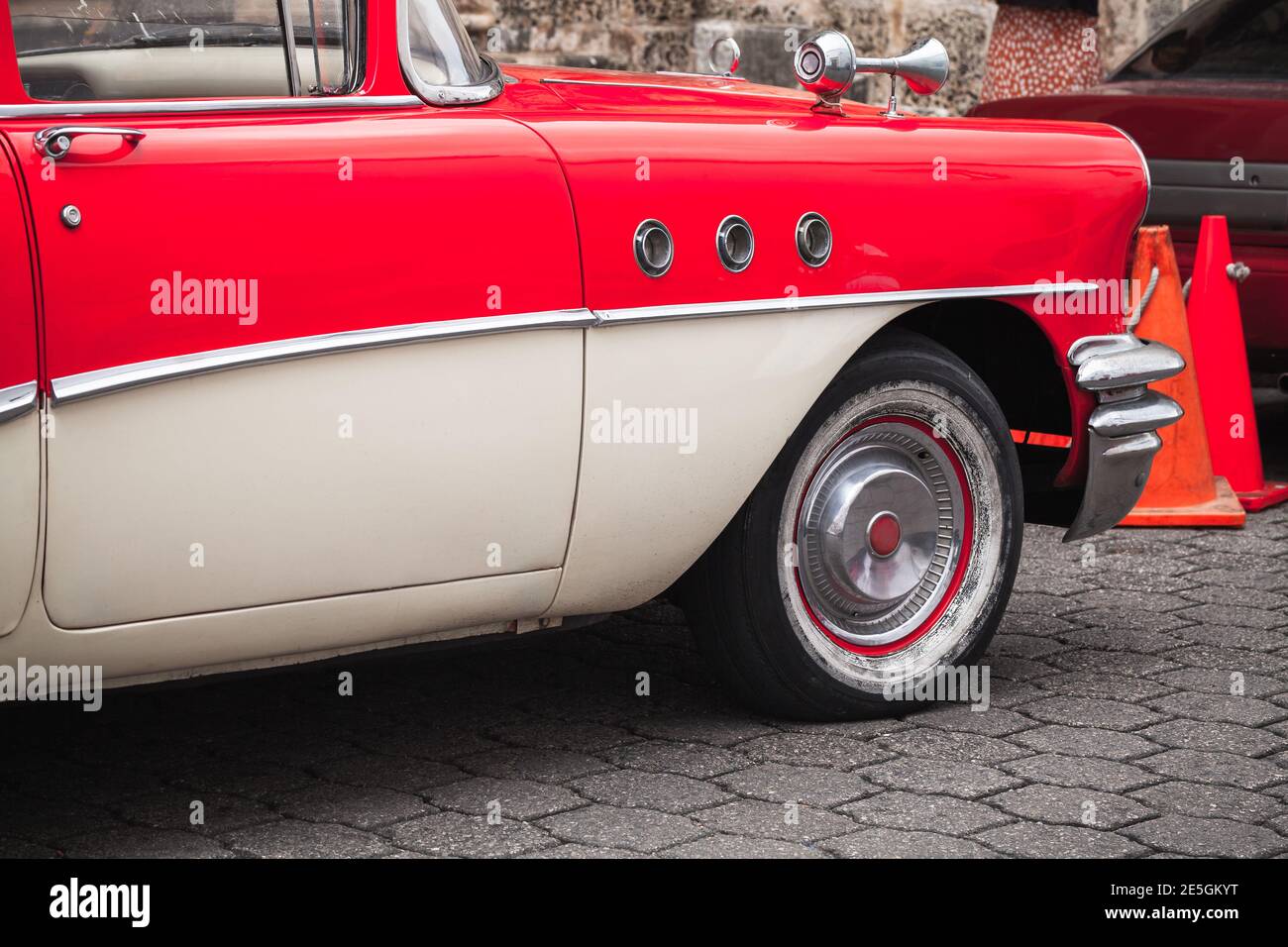 Rosso bianco oldtimer. Frammento di auto d'epoca. Porta, ruota e parafango Foto Stock