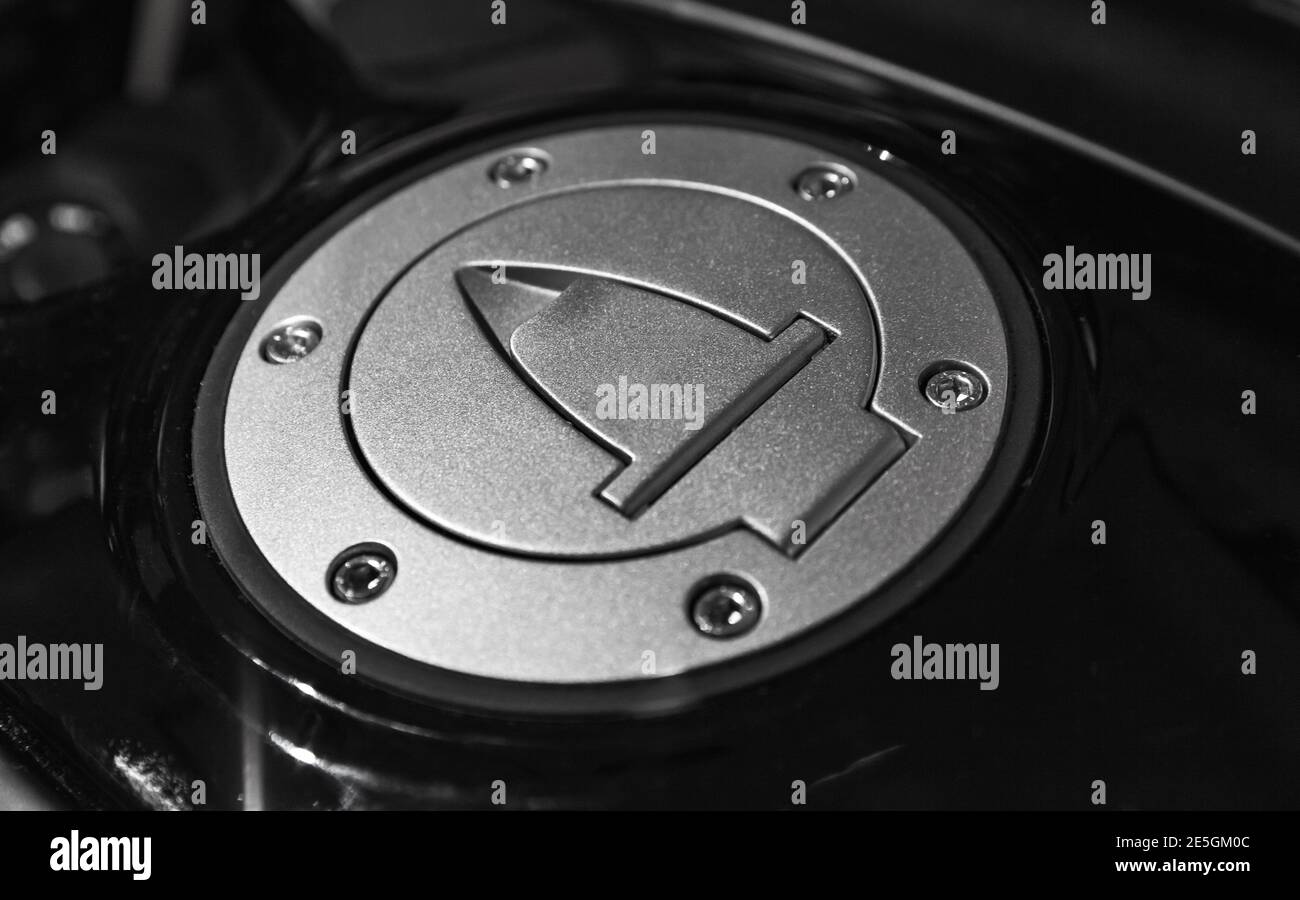 Moderno frammento di moto, tappo carburante grigio metallizzato, primo piano foto Foto Stock