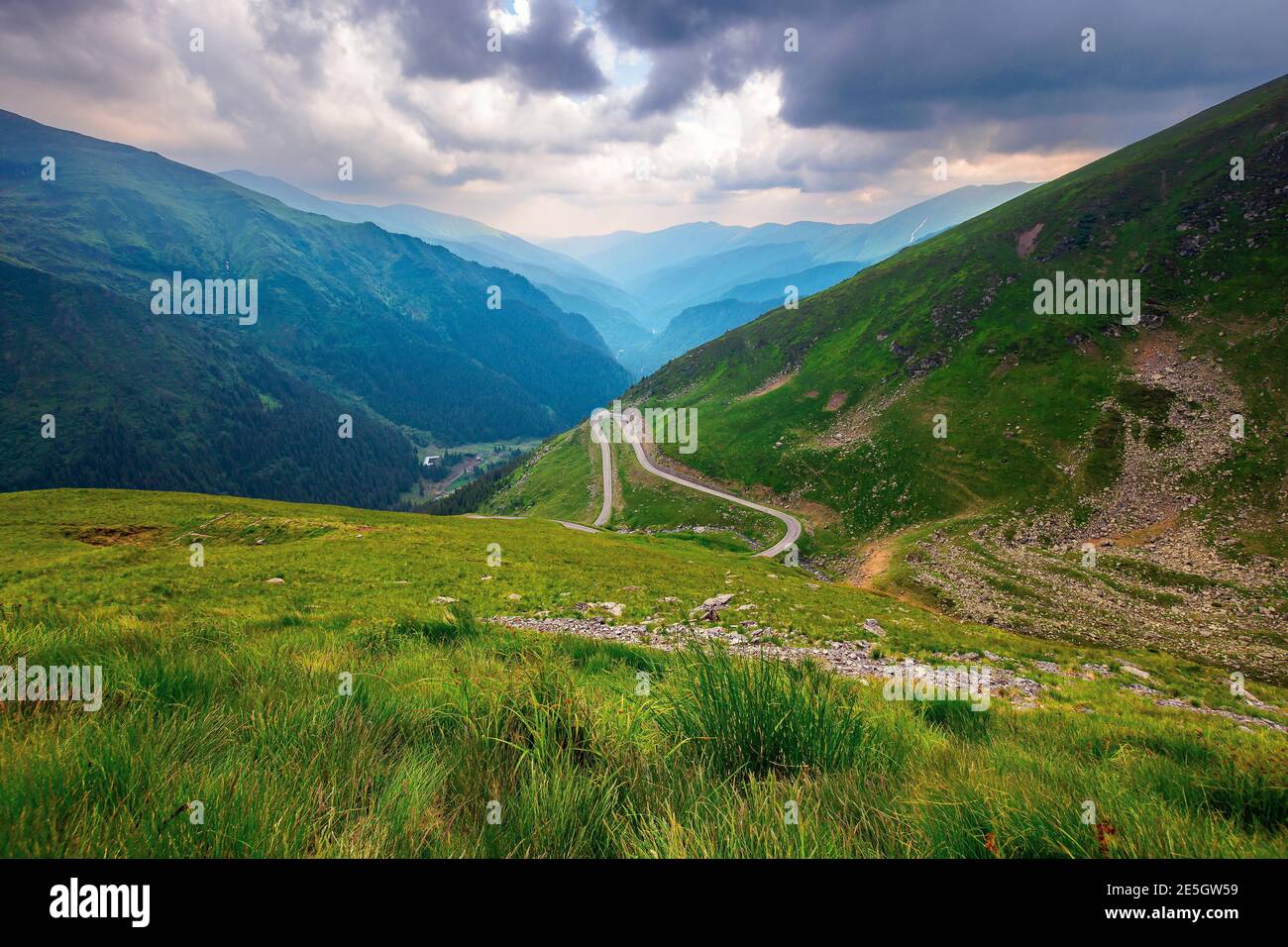 strada in alta montagna della romania. popolare destinazione di viaggio del crinale di fagaras. route 7c è anche noto come transfagarasan. tempo estivo drammatyc con Foto Stock