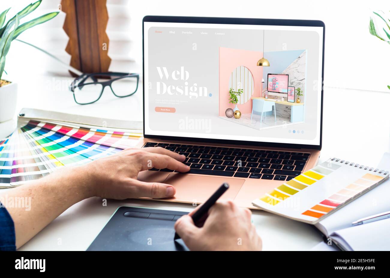 Web design desktop con laptop e strumenti Foto Stock