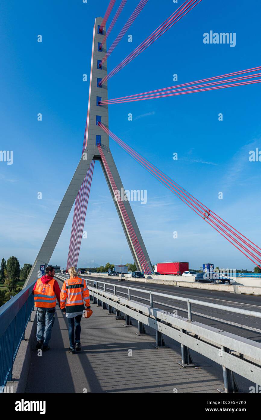 Ansichten der Fleher Brücke auf der die Autobahn A46 zwischen Düsseldorf und Neuss über den Rhein führt. Foto Stock