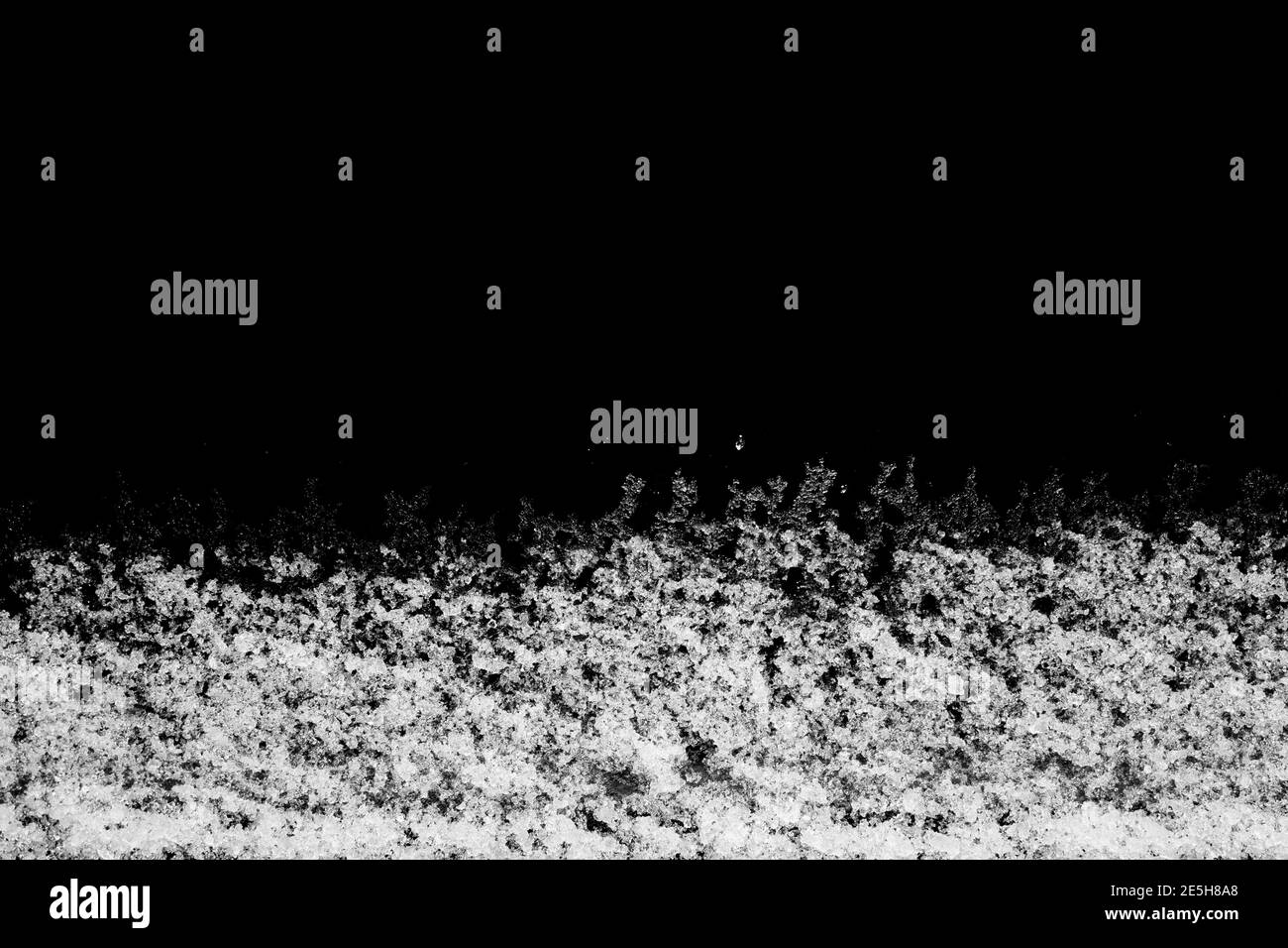 neve isolata su sfondo nero. Foto Stock