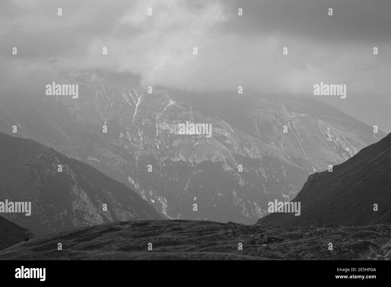 Vista panoramica da una valle del Parco Nazionale dei Monti Sibillini (Marche, Italia, Europa) Foto Stock