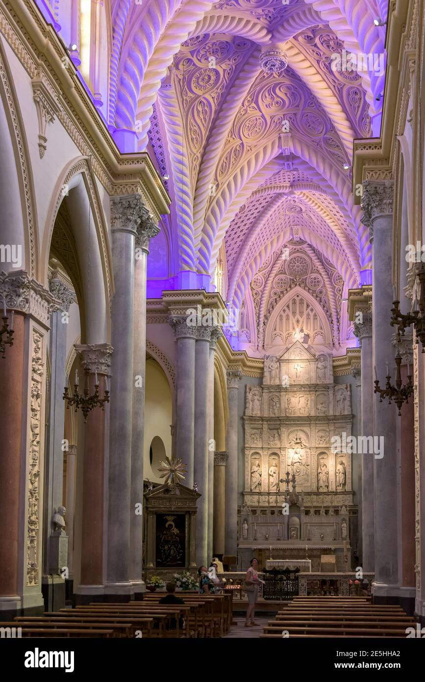 Erice, Sicilia, Italia - 25 agosto 2017: Colorata volta illuminata della Cattedrale dell'Assunzione, chiesa principale della città Foto Stock