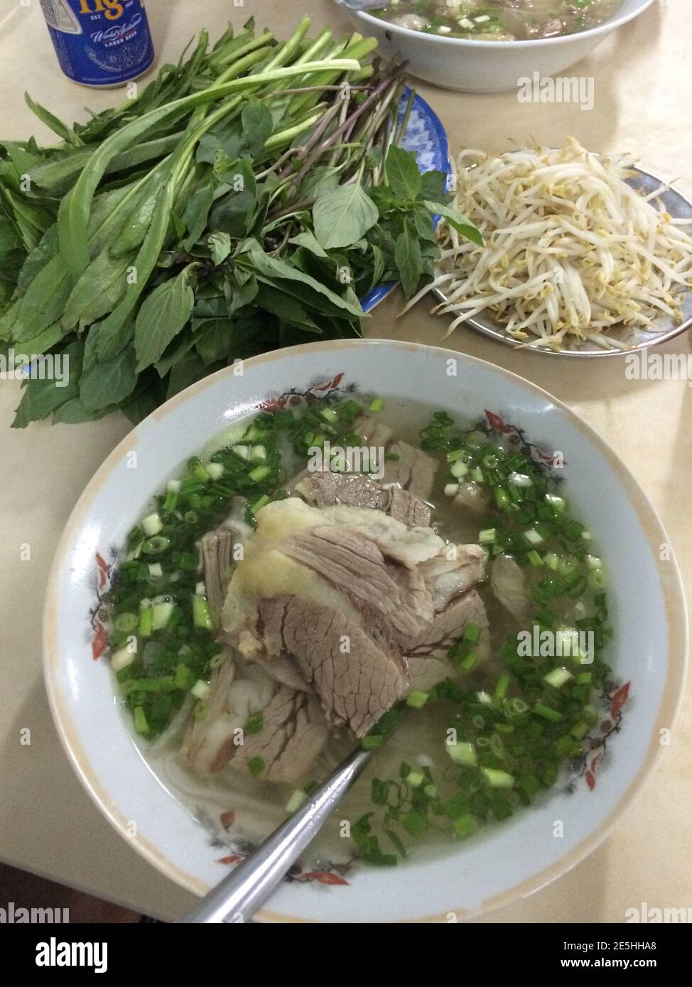 Ciotola di zuppa vietnamita di Pho Noodle con manzo ed erbe Foto Stock