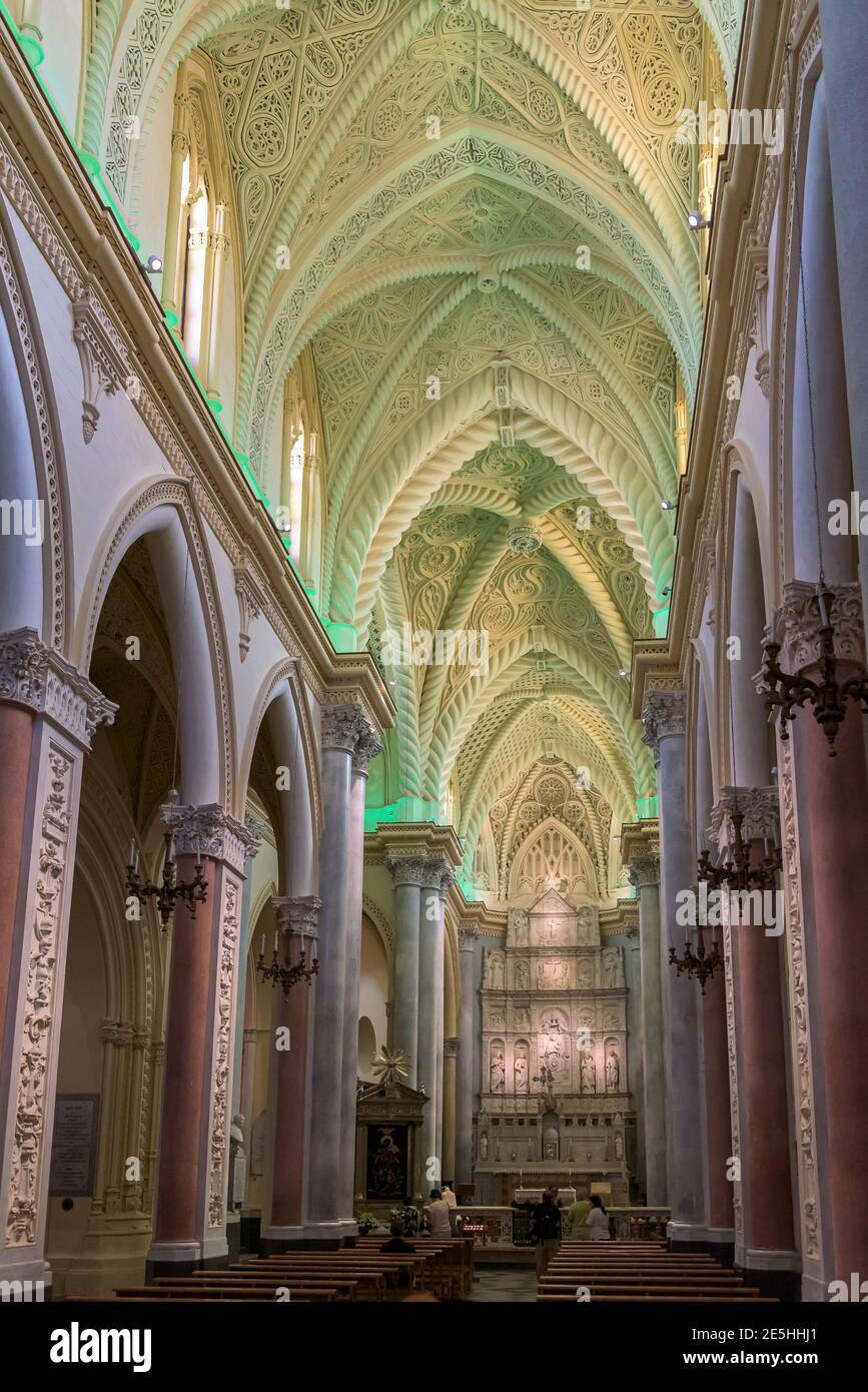 Erice, Sicilia, Italia - 25 agosto 2017: Colorata volta illuminata della Cattedrale dell'Assunzione, chiesa principale della città Foto Stock