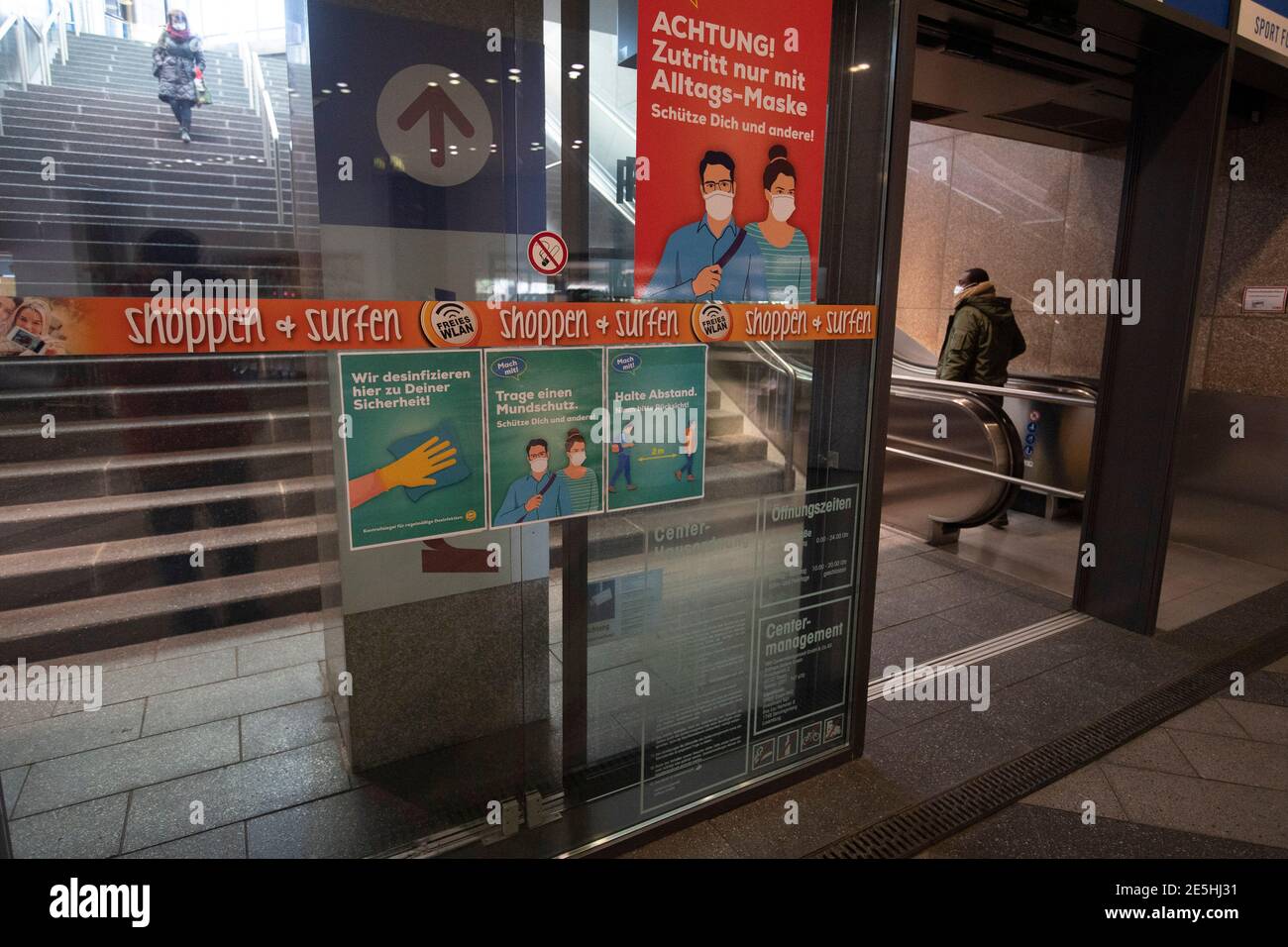 Eat, Germania. 25 Gennaio 2021. Cartello 'accesso solo con maschera quotidiana' nell'area d'ingresso di un centro commerciale, Essen zona pedonale, 25.01.2021. | utilizzo in tutto il mondo credito: dpa/Alamy Live News Foto Stock