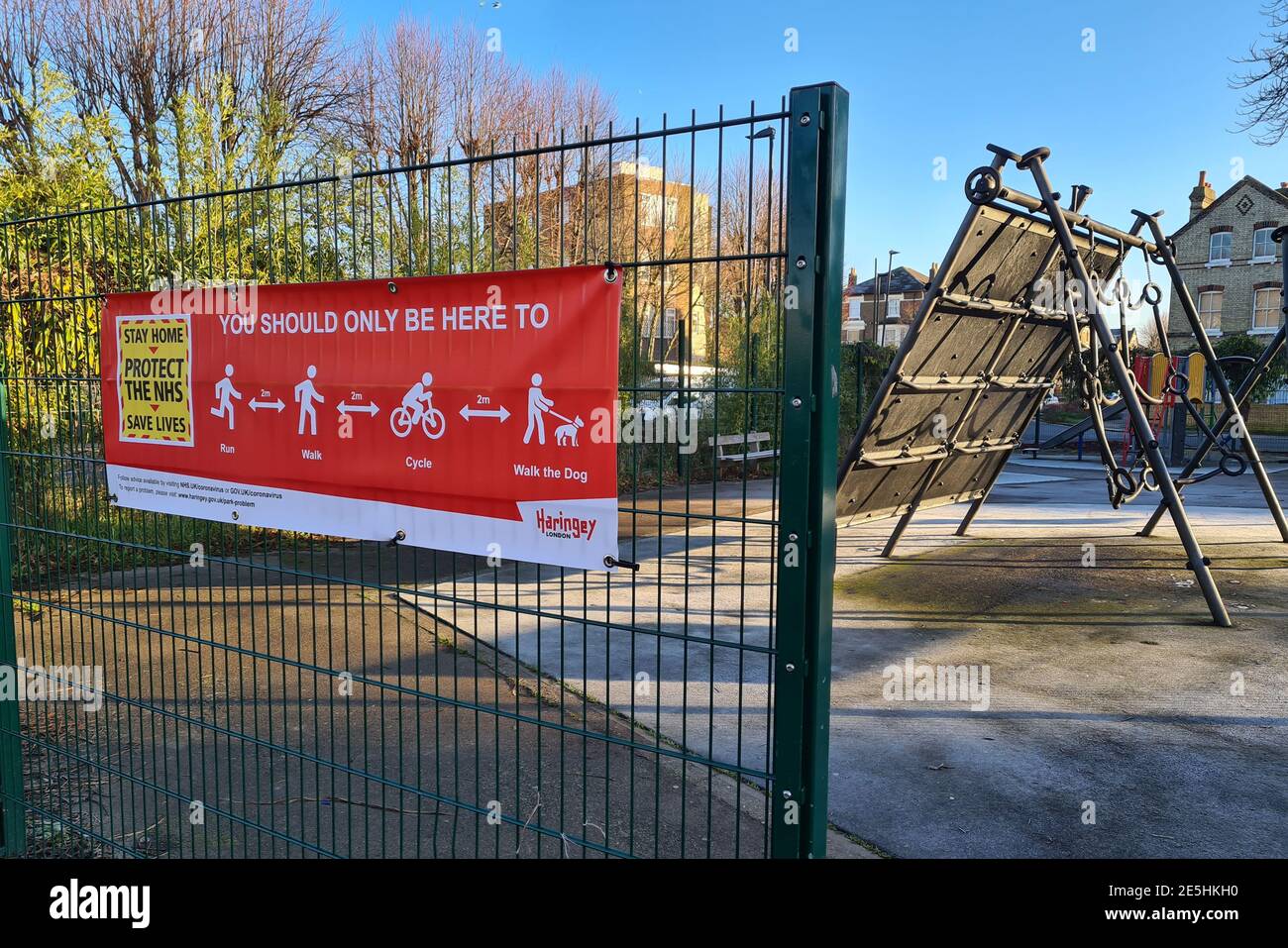 Un banner informativo di blocco del Covid-19 del governo in un parco che informa il pubblico delle regole di esercizio all'aperto. Foto Stock