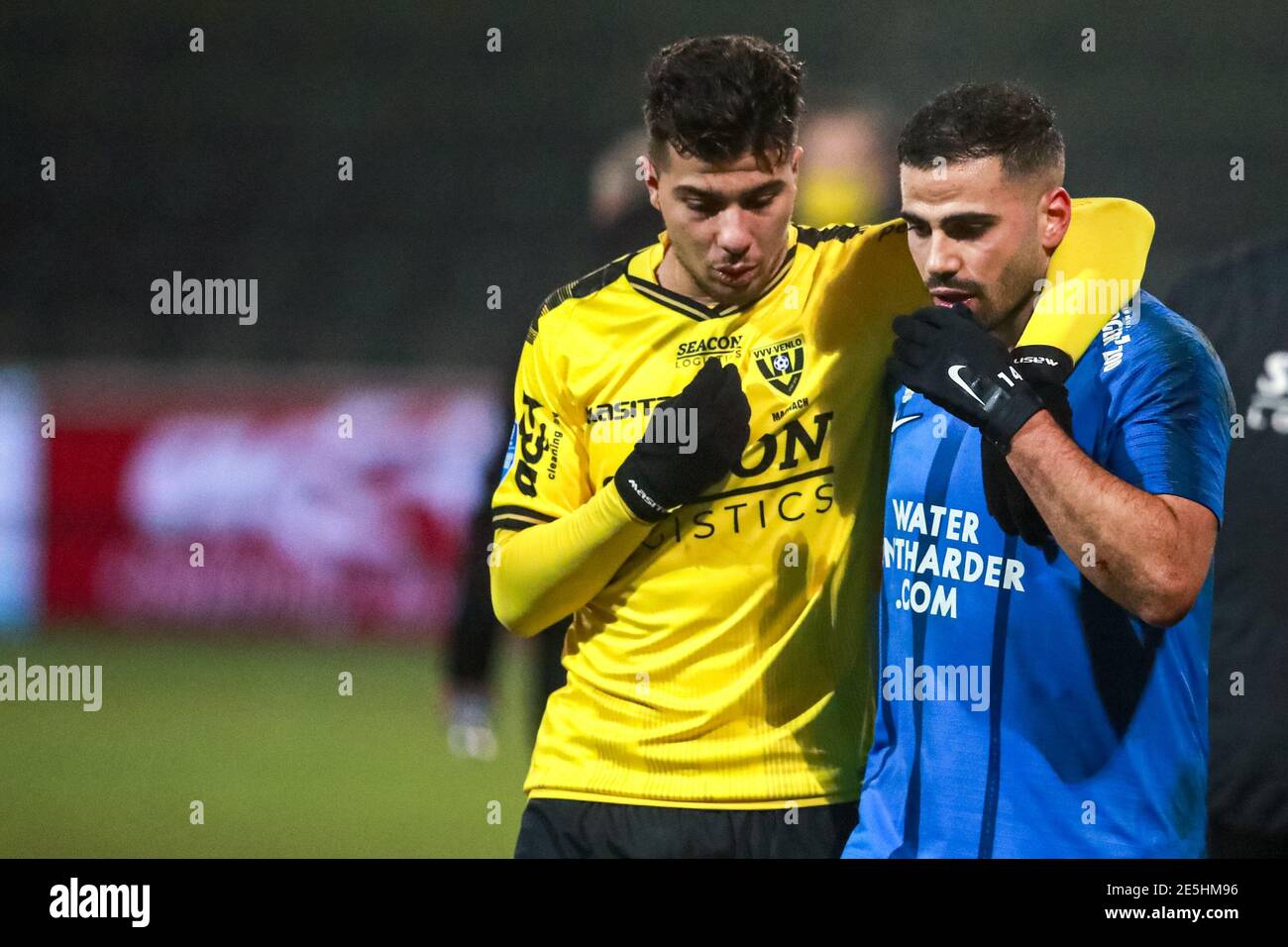 VENLO, PAESI BASSI - GENNAIO 27: (L-R): Zinedine Machach di VVV Venlo, Oussama Tannane di Vitesse dopo la fine della partita (4:1) abbracciando durante l'olandese Eredi Foto Stock
