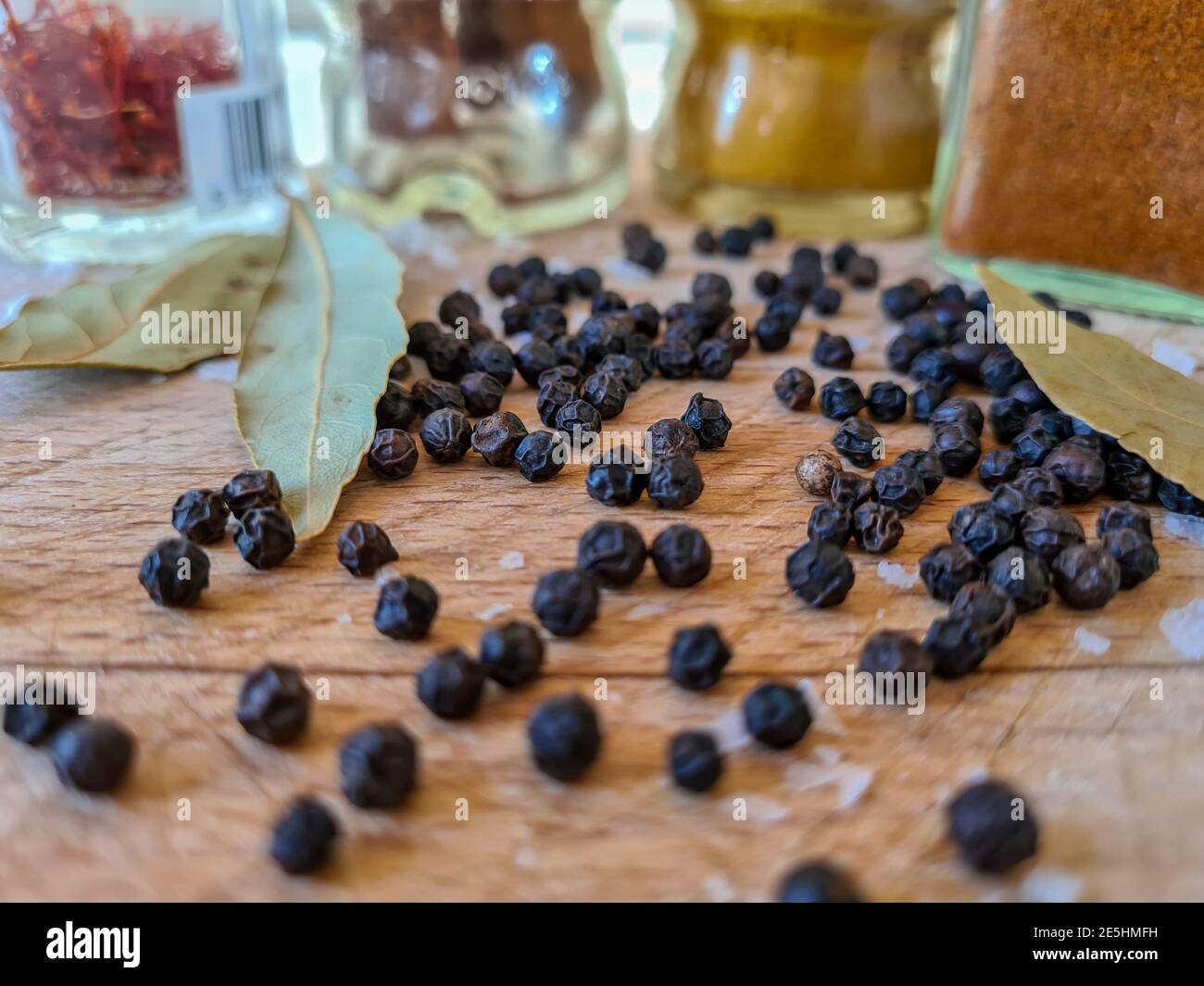 Una selezione di spezie da cucina su un piano di legno. Foto Stock