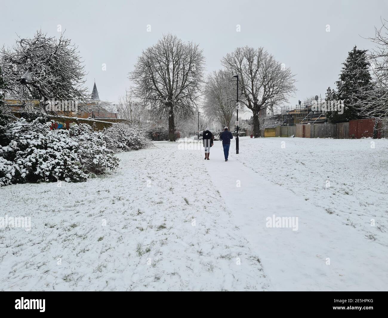 Paesaggio innevato del parco suburbano di Londra Foto Stock