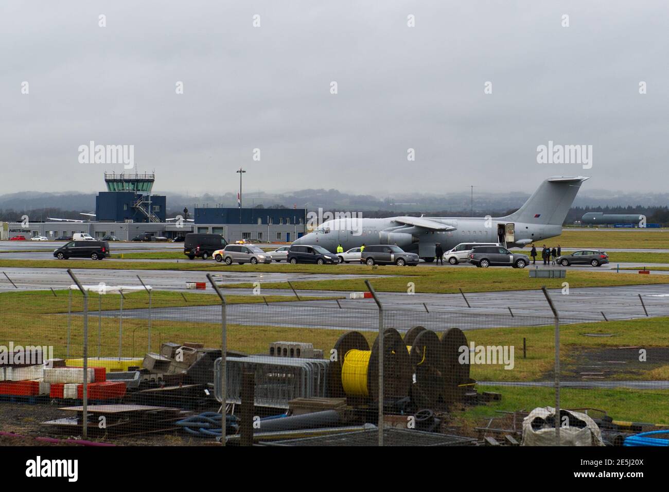 Glasgow, Scozia, Regno Unito. 28 Gennaio 2021. Nella foto: Il primo ministro britannico Boris Johnson arriva dal suo aereo all'aeroporto di Glasgow segnalando l'inizio della sua visita in Scozia. La sua visita è stata oggetto di polemiche a causa del divieto di viaggio che il primo ministro scozzese Nicola Sturgeon ha messo in atto per interrogarsi se la visita del PM sia o meno un viaggio essenziale. Il sig. Johnson è in attività importanti per mantenere i legami con l'Unione. Credit: Colin Fisher/Alamy Live News Foto Stock