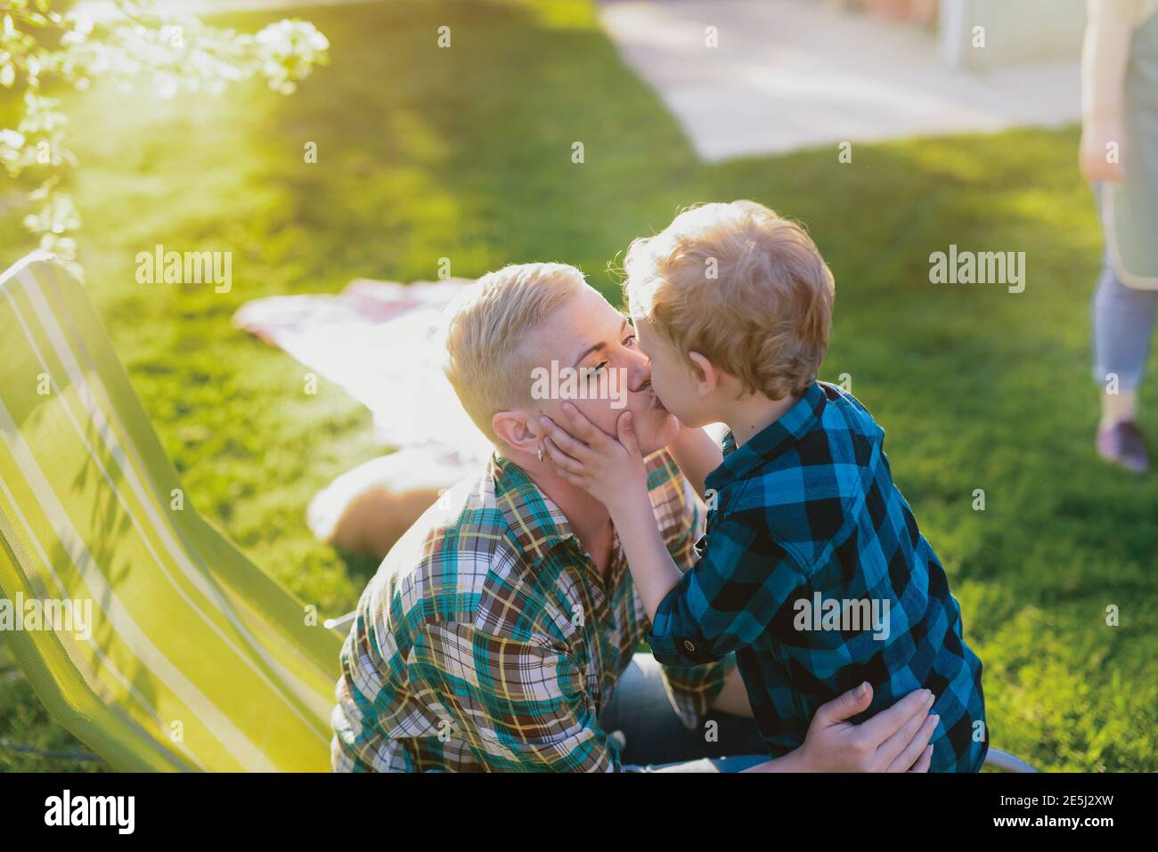 Madre e figlio momenti emotivi. Abbracciare e baciare in natura. Foto Stock