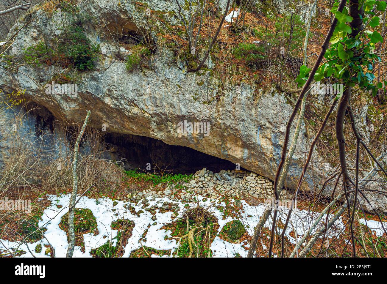 Grotta usata come rifugio per pastori. Abruzzo, Italia, Europa Foto Stock