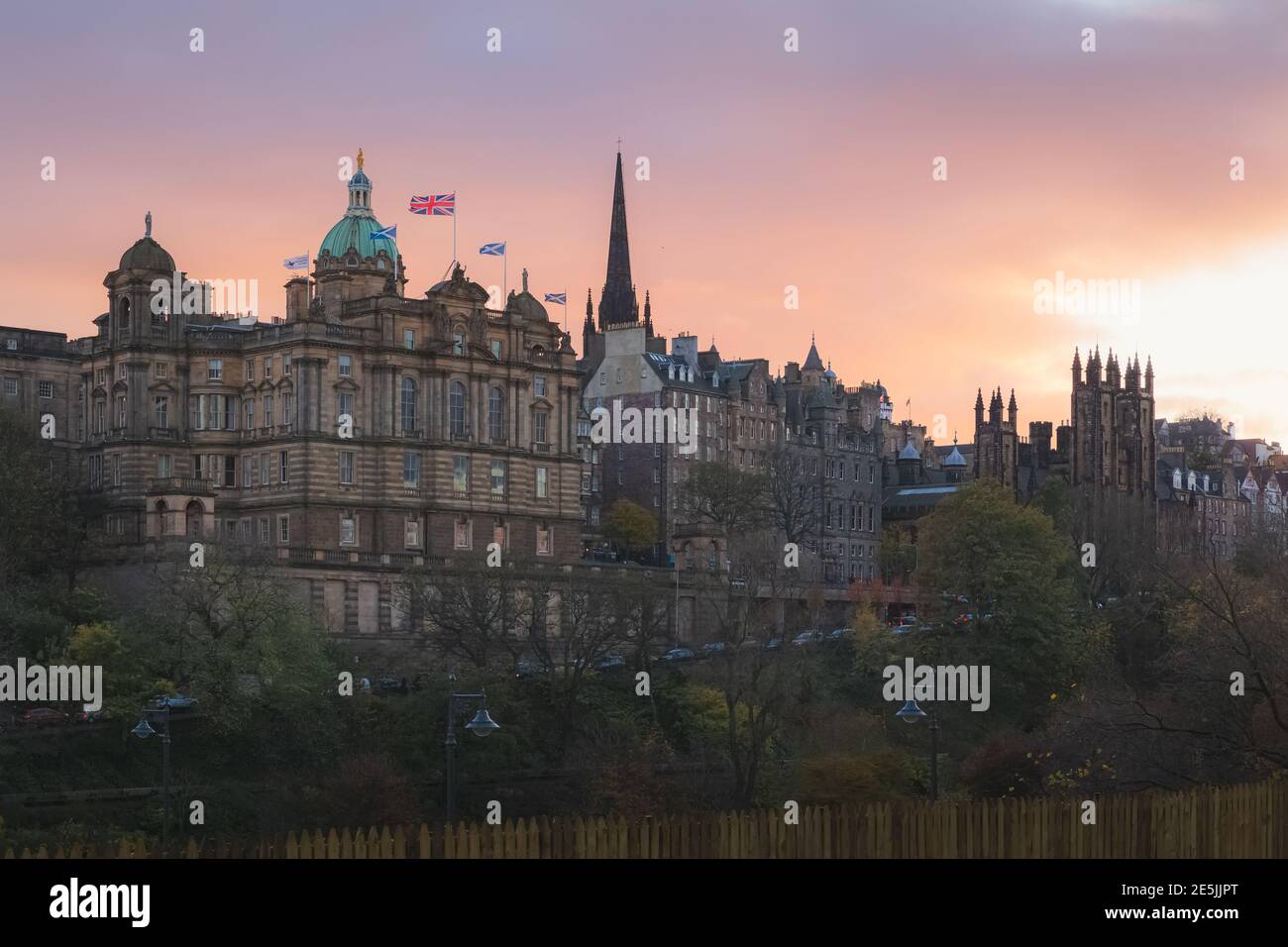 Una vista del Museo sul Mound e dello skyline della Citta' Vecchia di Edimburgo al tramonto dalla Stazione di Waverley. Foto Stock