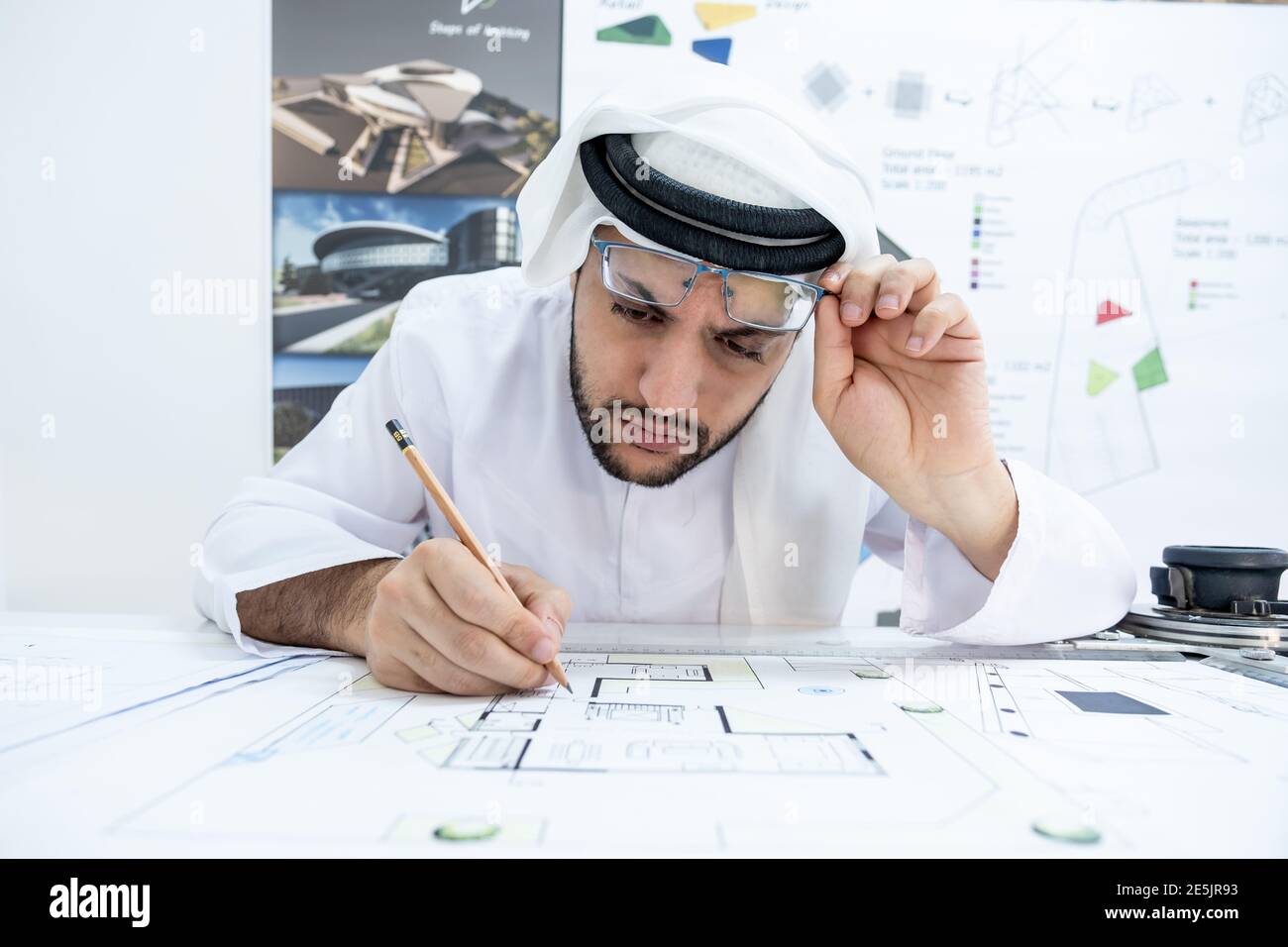 Architetto maschile che prepara un nuovo progetto nel suo ufficio Foto Stock