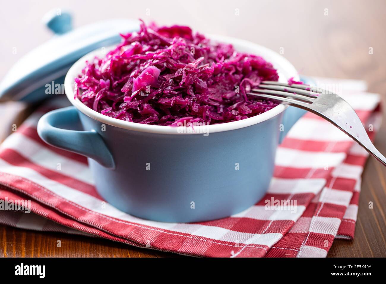 Crauti rossi. Trita il cavolo sottaceto in vaso blu. Foto Stock