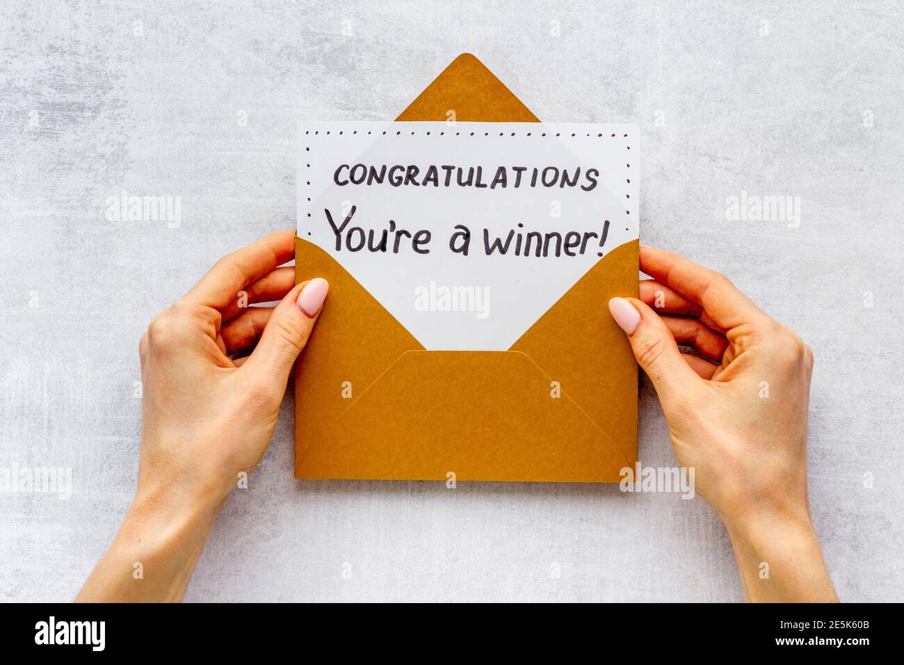 Lettera di premio You Re A Winner in busta giallo dorato. Congratulazioni concetto Foto Stock