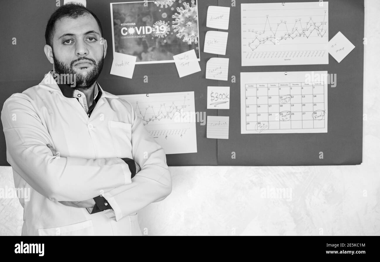 Foto in bianco e nero per l'uomo doctotr che indossa un allenatore da laboratorio intervista a jop relatore del webinar che guarda la videocamera che dà corso online conferenza o fare conferenza Foto Stock
