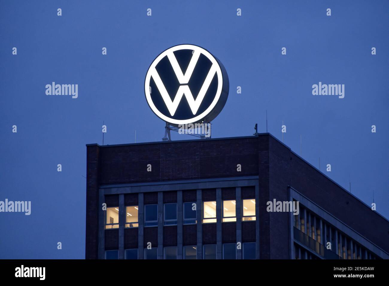 WOLFSBURG, GERMANIA - 27 gennaio 2021: Wolfsburg, bassa Sassonia, Germania - 27 gennaio 2021: Sede della Volkswagen AG a Wolfsburg, Germania Foto Stock