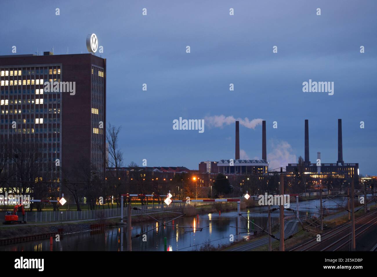 WOLFSBURG, GERMANIA - 27 gennaio 2021: Wolfsburg, bassa Sassonia, Germania - 27 gennaio 2021: Sede della Volkswagen AG a Wolfsburg, Germania Foto Stock