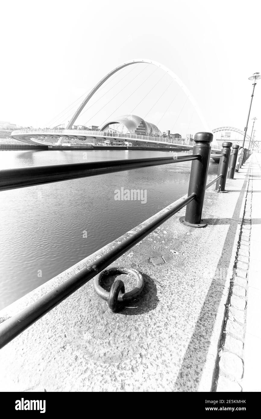 Gateshead Millennium Bridge sul fiume Tyne a Gateshead, Tyneside, Nord-est, Regno Unito Foto Stock