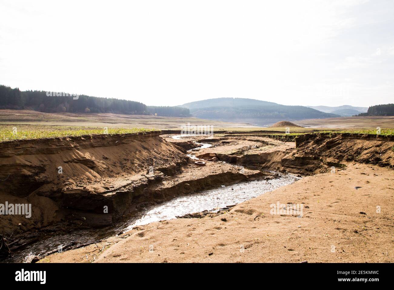 Fiume vuoto. La consistenza della terra di siccità, estata asciutto, terreno cracked, terra sul campo, terra cracked offuscata. Riscaldamento globale e effetto serra concetto Foto Stock