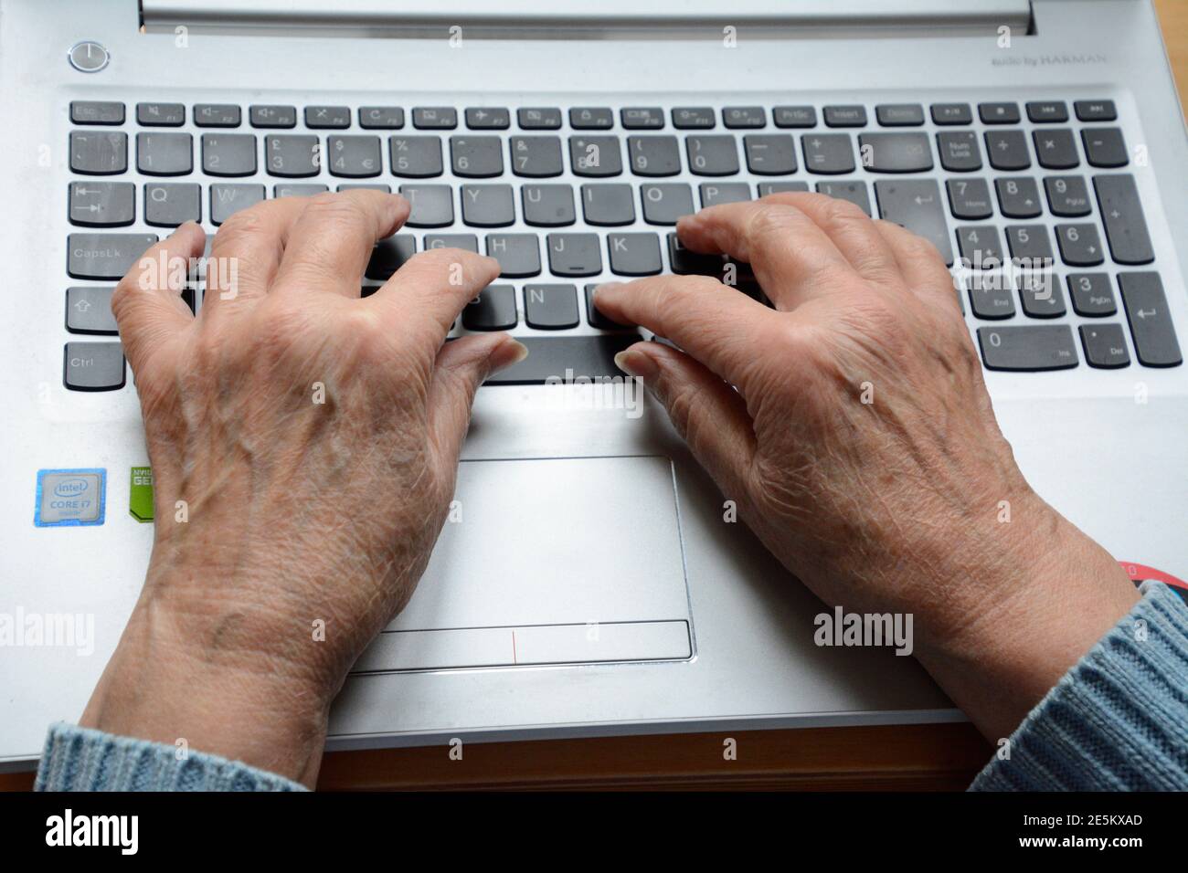 Mani di una donna anziana che scrive su un computer portatile tastiera Foto Stock