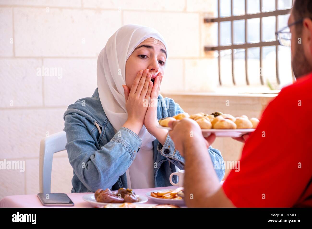 Le coppie mangiano la colazione insieme Foto Stock