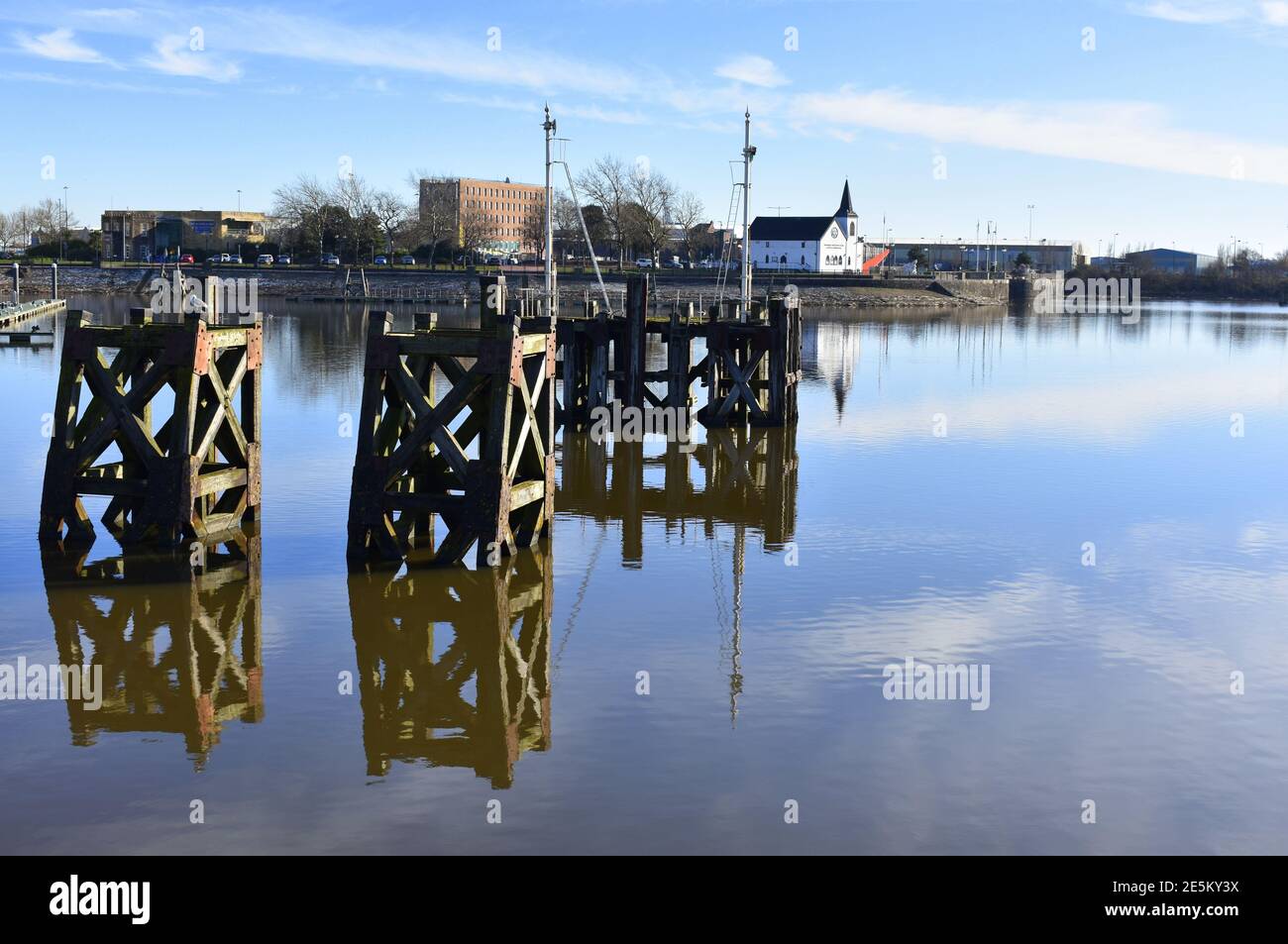 Vista della chiesa norvegese dall'altra parte dell'acqua, Cardiff Bay, Cardiff, Galles Foto Stock