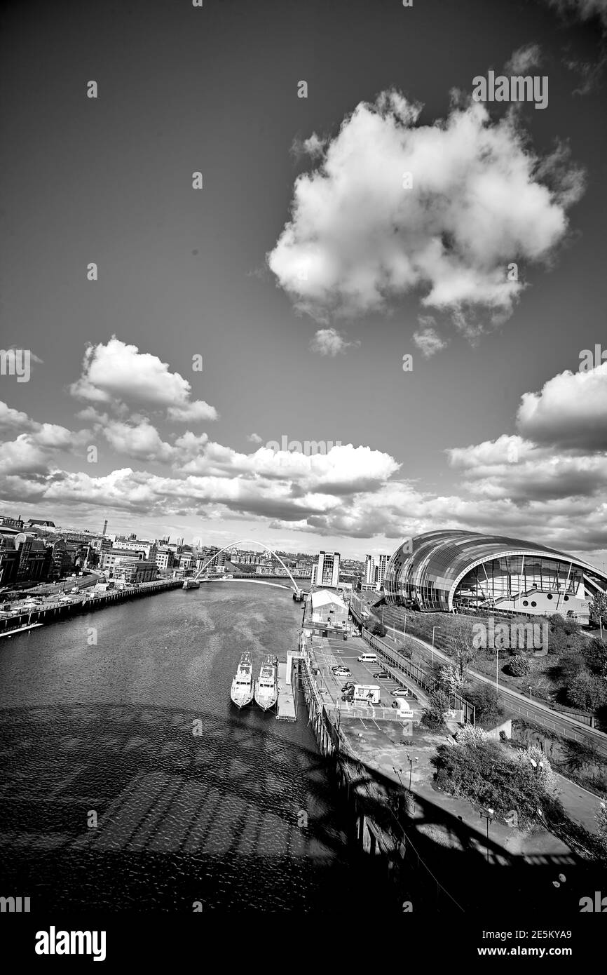 Riflessione del ponte di Tyne con il Sage sullo sfondo del fiume Tyne, Newcastle upon Tyne, Tyneside, Regno Unito Foto Stock