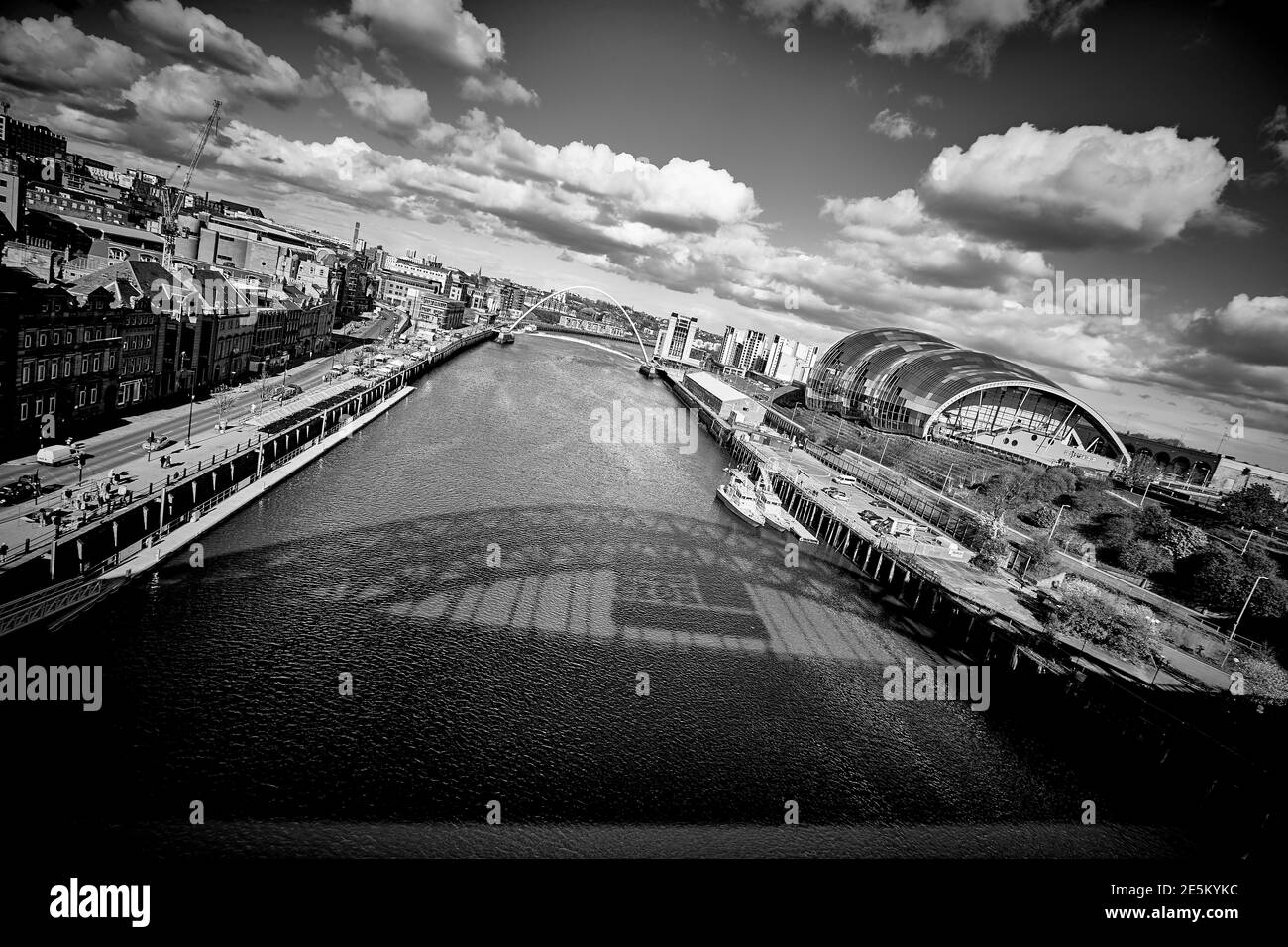 Riflessione del ponte di Tyne con il Sage sullo sfondo del fiume Tyne, Newcastle upon Tyne, Tyneside, Regno Unito Foto Stock