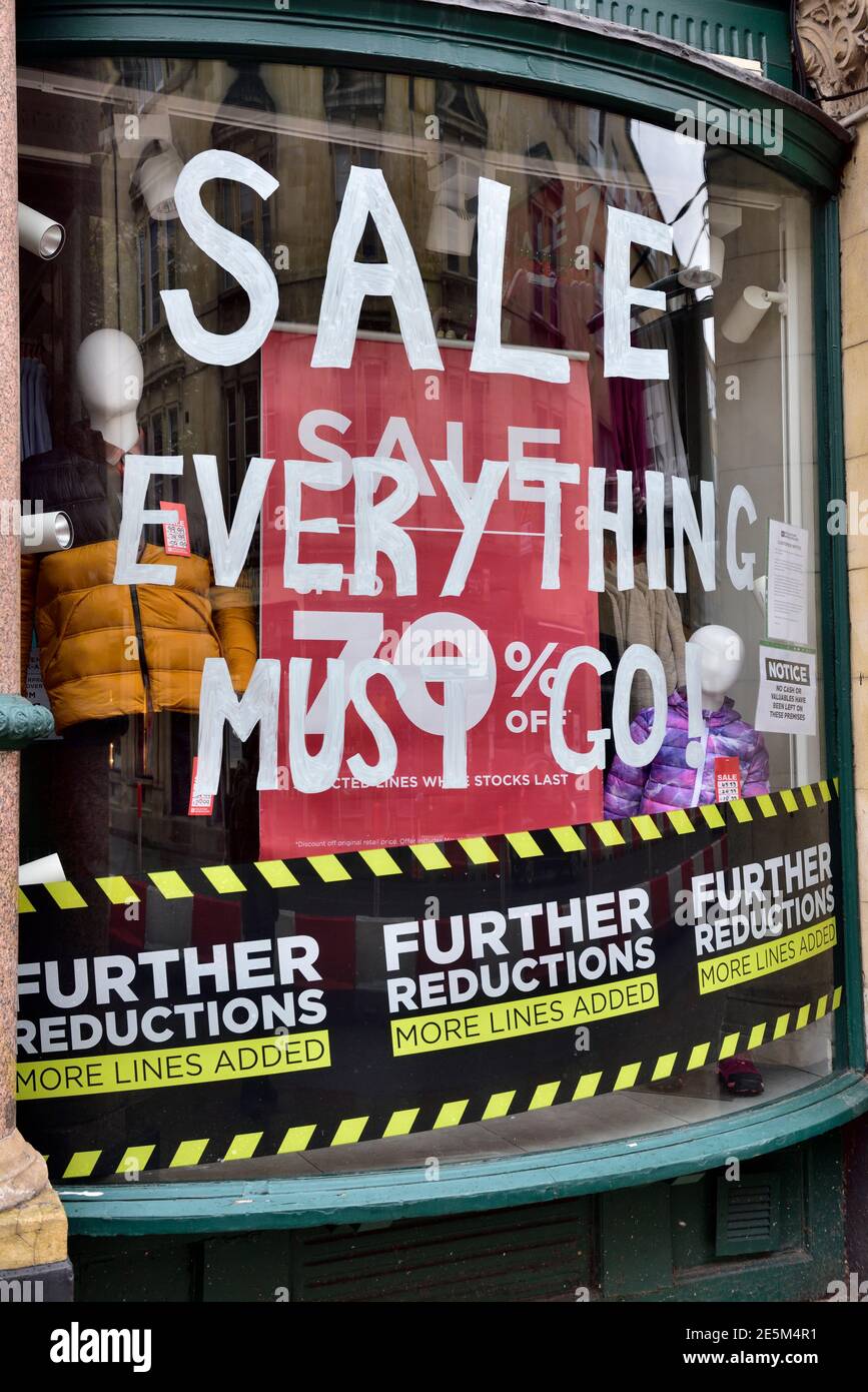 Fai shopping in strada chiusa con l'insegna sale Everything must Go, UK Foto Stock