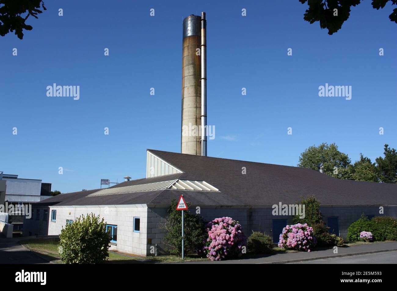 Guernsey. St Andrews. Princess Elizabeth Hospital. Blocco di incenerimento rifiuti ospedalieri con camino di scarico. Foto Stock