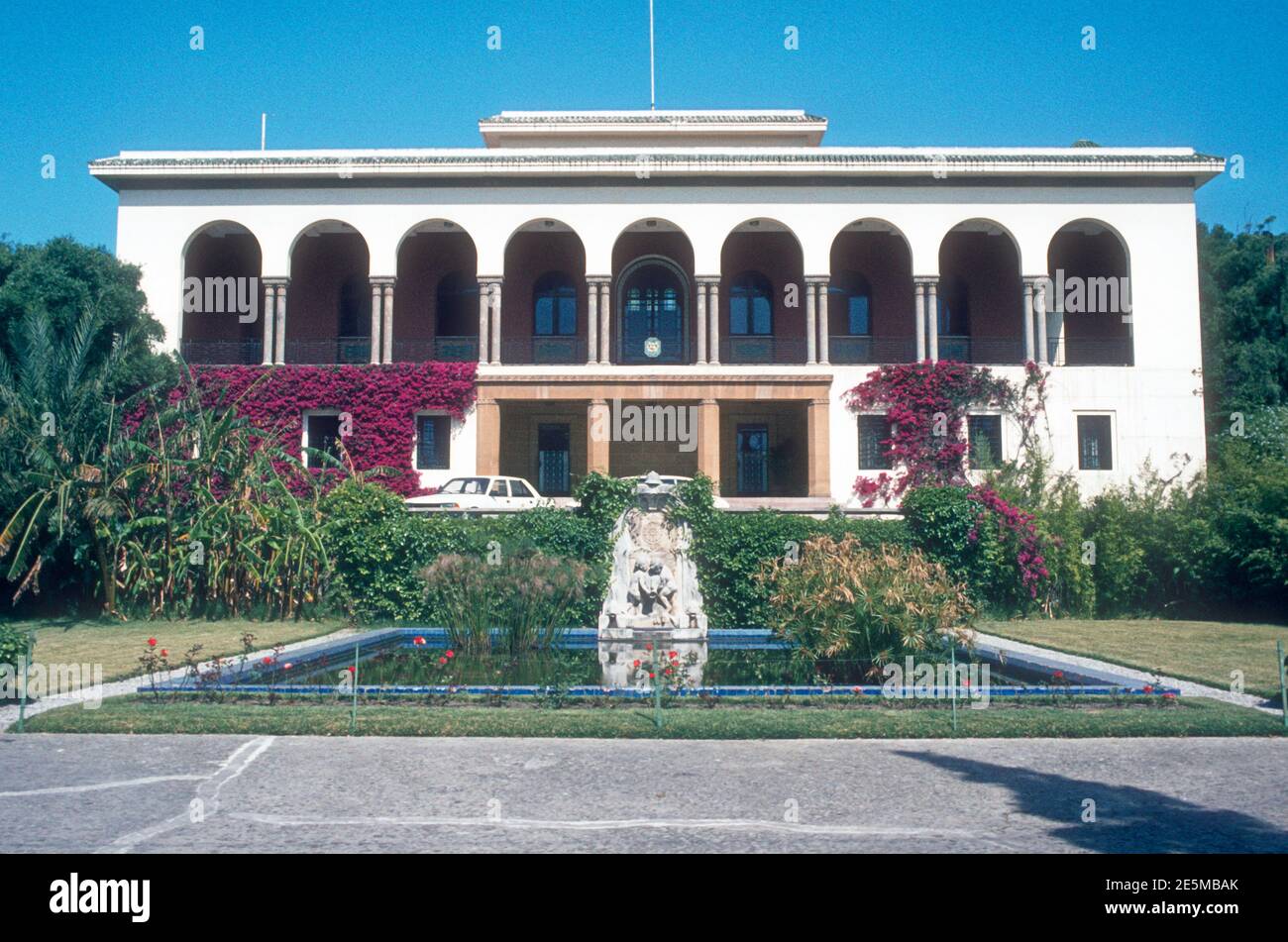 1984 Marocco Tangeri - Tangeri Marocco il Consolato generale francese a Tangeri, o gli uffici del consolato francese dell'alto diplomatico francese a Tangeri o il Consolato generale di Francia vive in un edificio coloniale a Tangeri, Marocco, Africa settentrionale Foto Stock