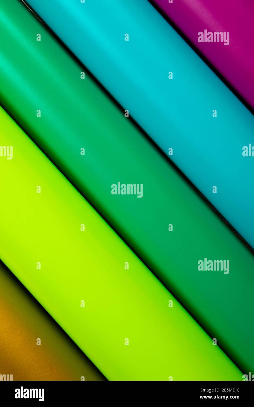 Rotoli di vinile colorati su sfondo di legno Foto Stock