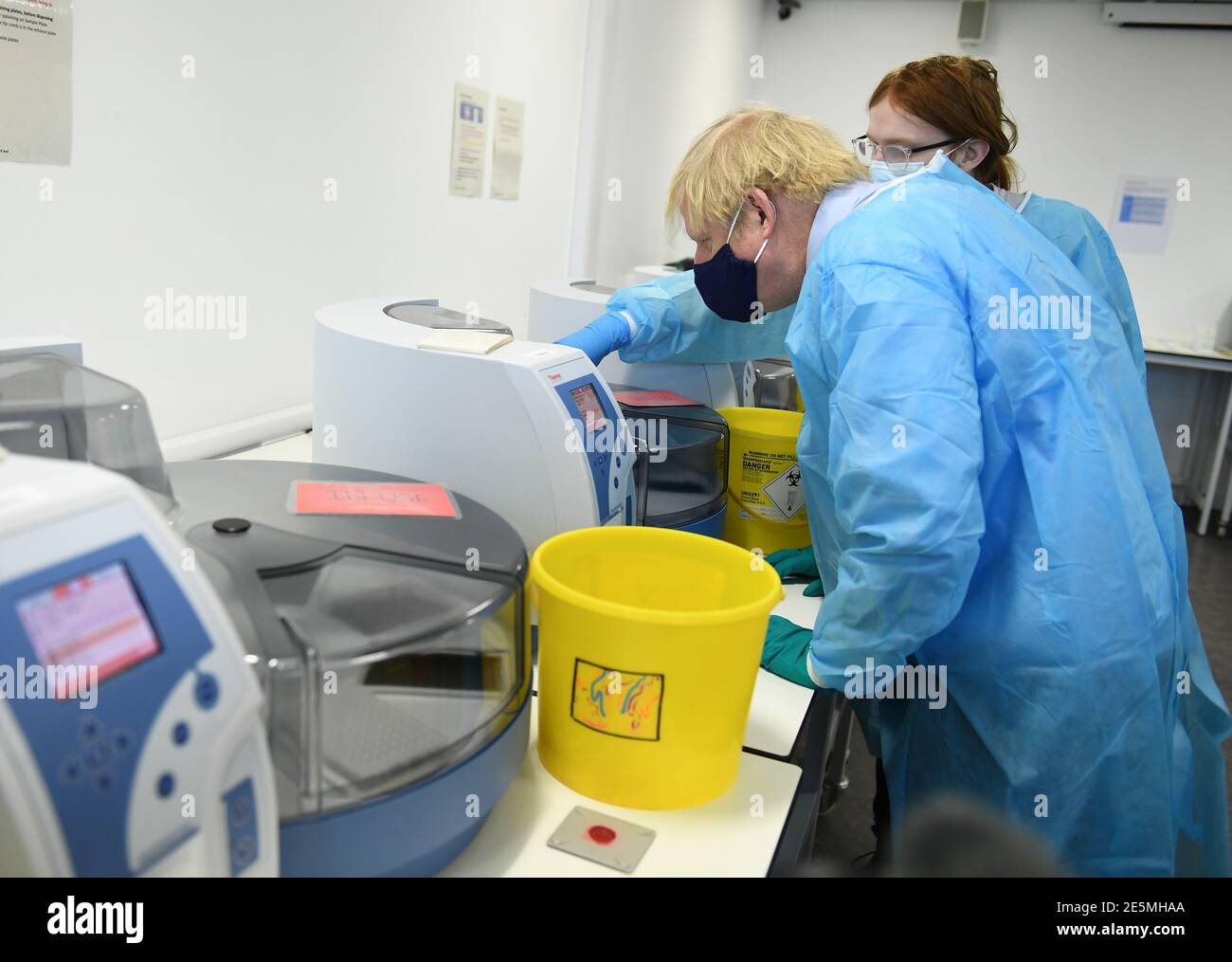 Il primo ministro Boris Johnson è esposto al Lighthouse Laboratory, utilizzato per processare campioni di reazione a catena della polimerasi (PCR) per il coronavirus, durante una visita al campus della Queen Elizabeth University Hospital di Glasgow durante la sua visita di un giorno in Scozia. Data immagine: Giovedì 28 gennaio 2021. Foto Stock