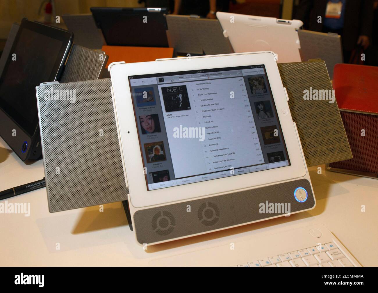 The Boompack for iPad is displayed in the In2uit booth during the Consumer Electronics Show (CES) in Las Vegas January 9, 2013. The system features flat electrostatic speakers on the sides, sub-woofers and a microphone below, and runs on a 12-15 hour rechargeable battery. The side speakers fold flat into the Boompack case when not in use. REUTERS/Steve Marcus (UNITED STATES - Tags: BUSINESS SCIENCE TECHNOLOGY) Foto Stock