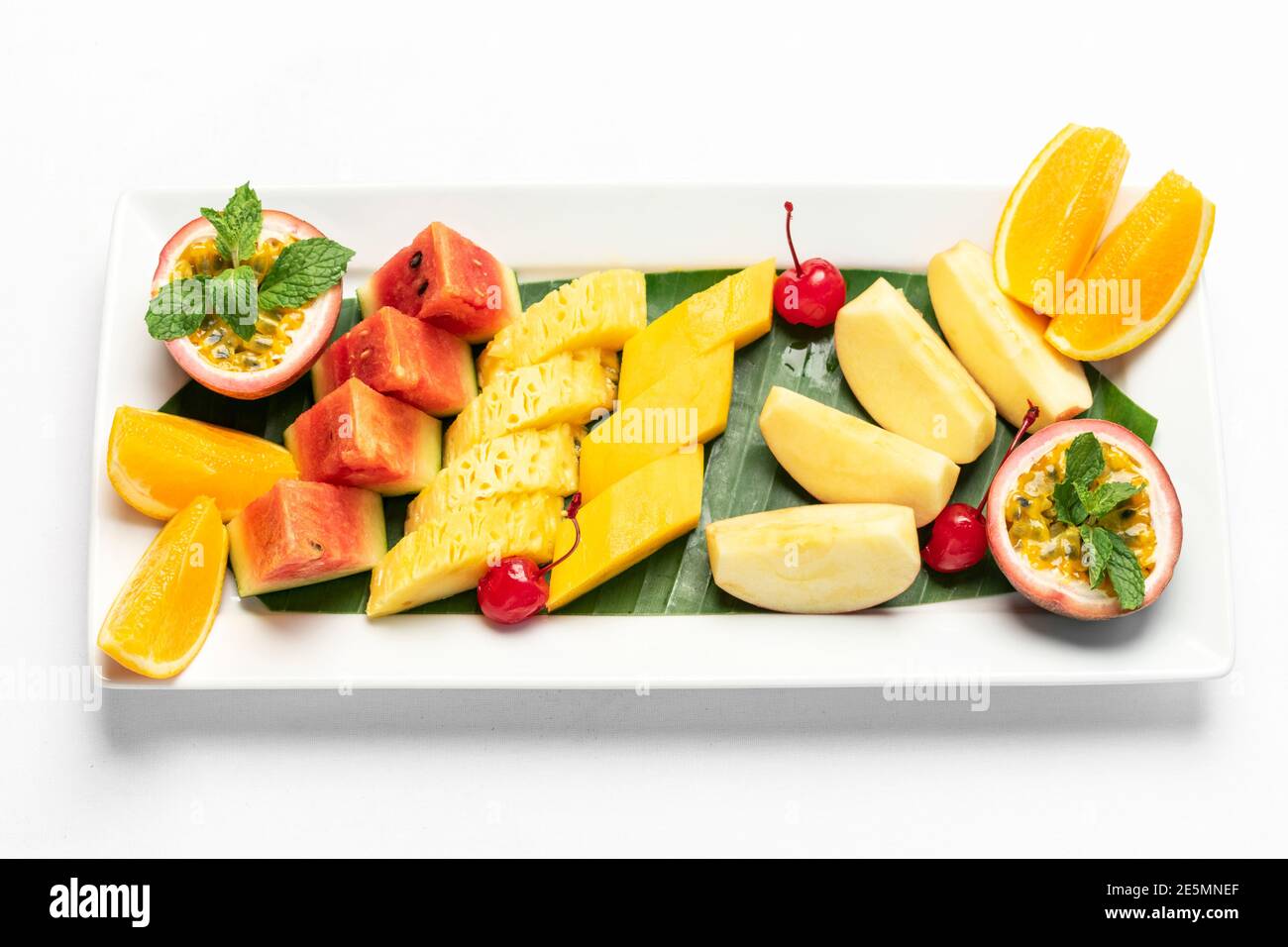 piatto misto di macedonia di frutta biologica tagliata a fresco Foto Stock