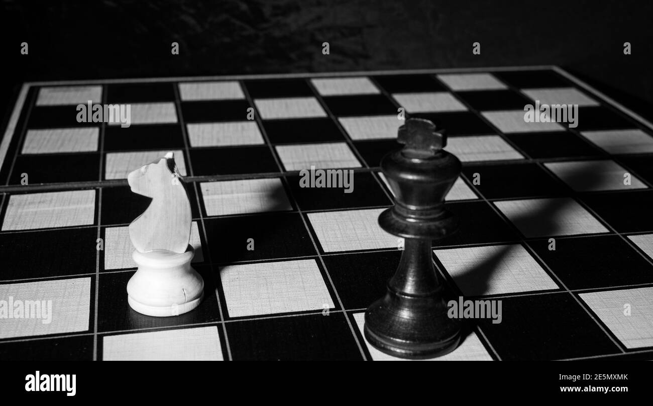 Scacchi. Mate White Knight vs king. Mono Foto Stock